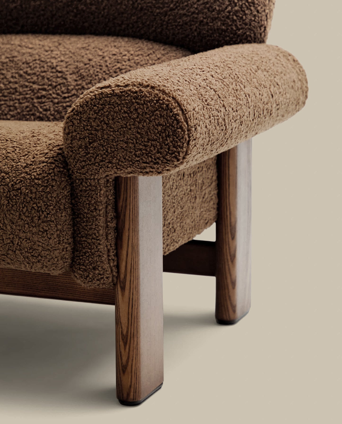 Poltrona Nema bouclé topo e piedi legno massello di frassino con finitura noce FSC 100%