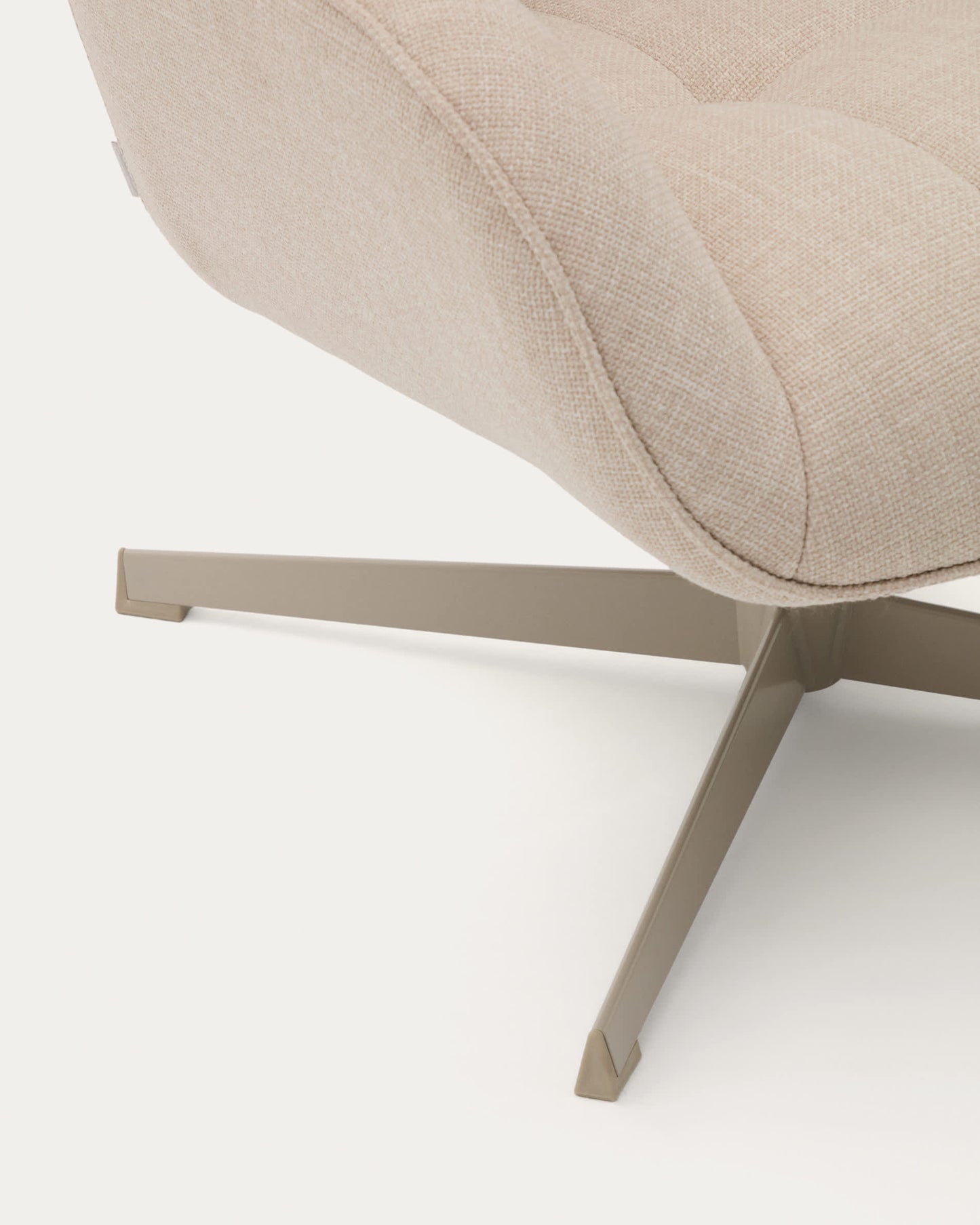 Poltrona girevole Jaspe beige e metallo con finitura grigio