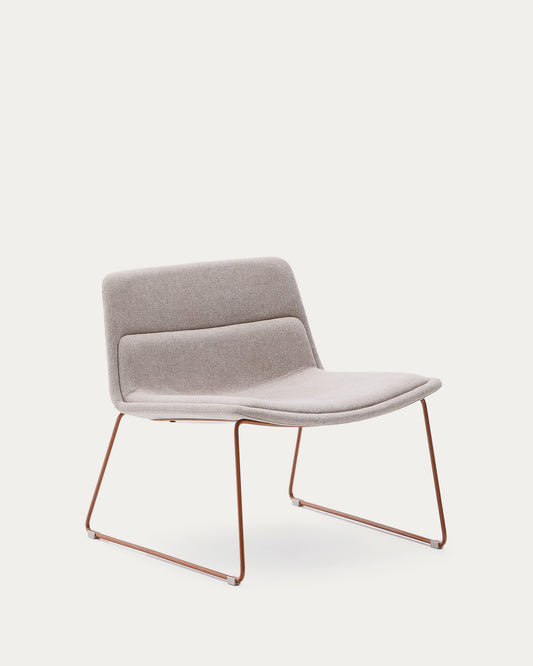 Poltrona Zahara beige con gambe in acciaio e finitura in terracotta