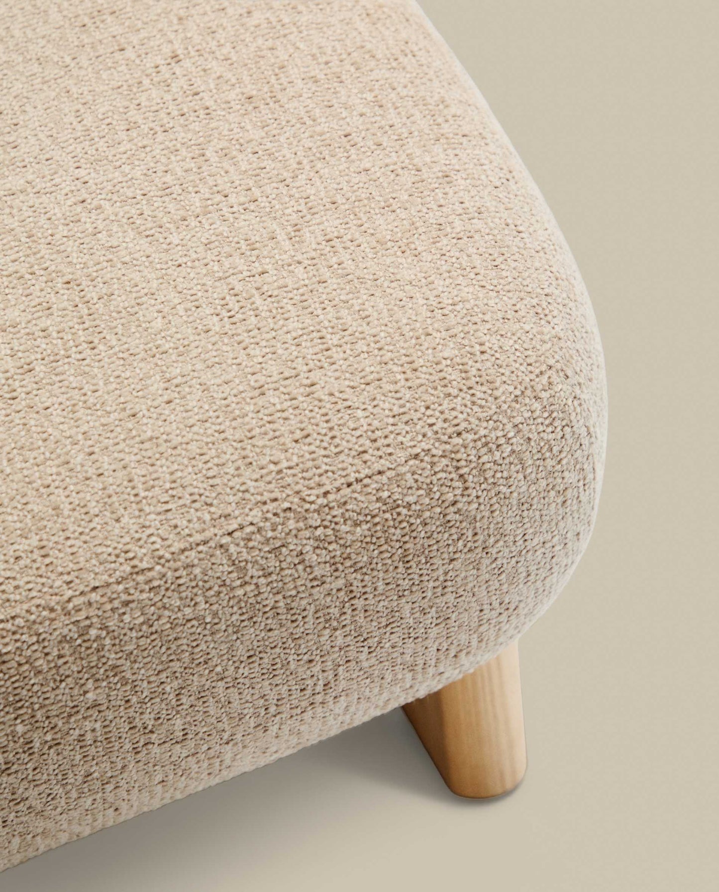 Poggiapiedi Nema ciniglia beige piedi legno massello frassino finitura naturale 65x55,4cm FSC 100%