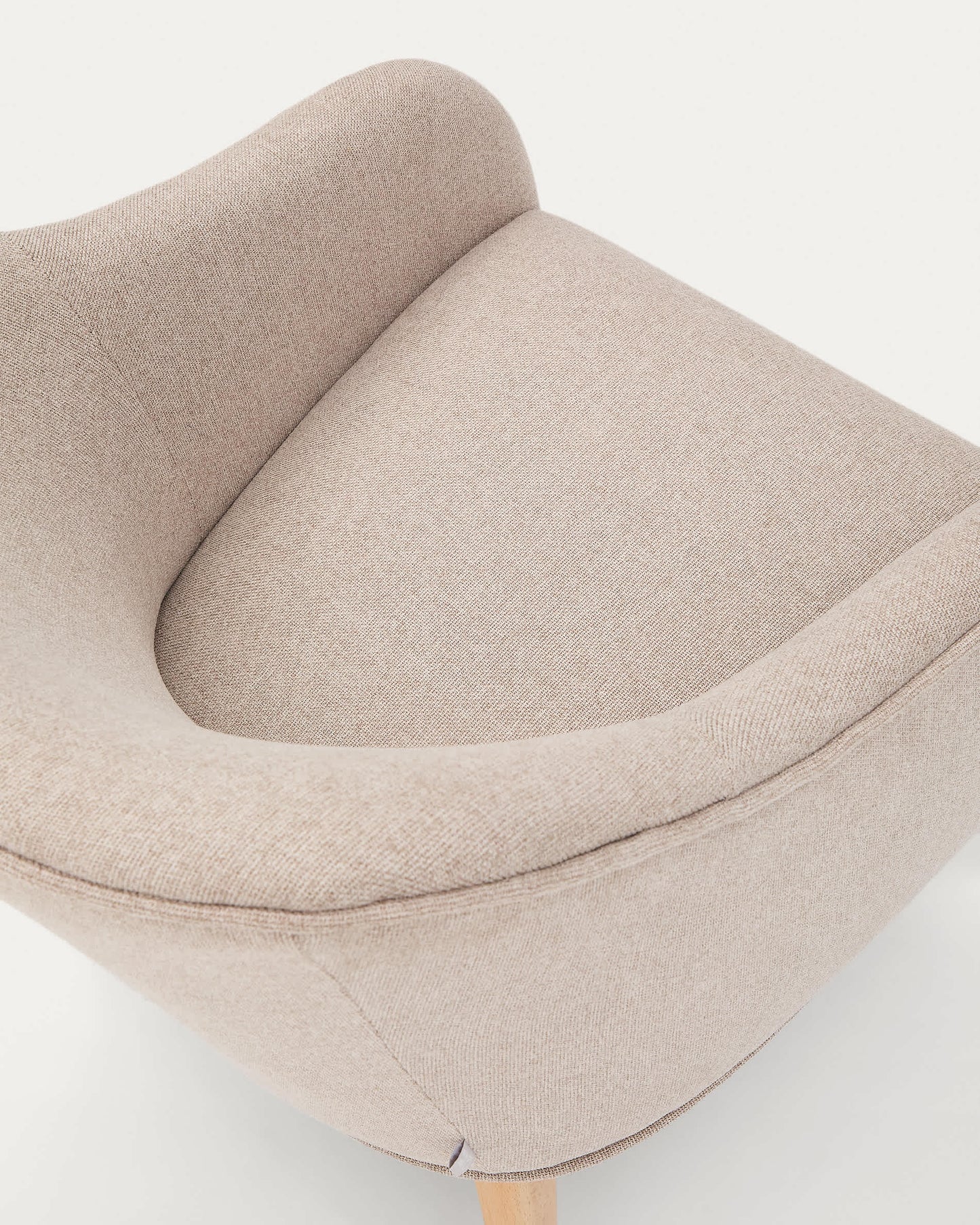 Poltrona Bobly beige e legno massello di faggio con finitura naturale FSC Mix Credit