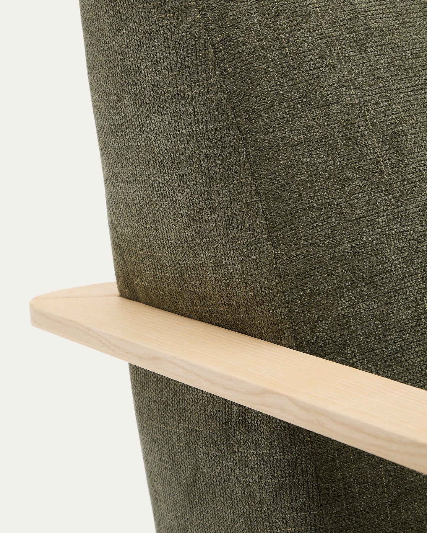 Poltrona Meghan in ciniglia verde e legno massello di frassino con finitura naturale
