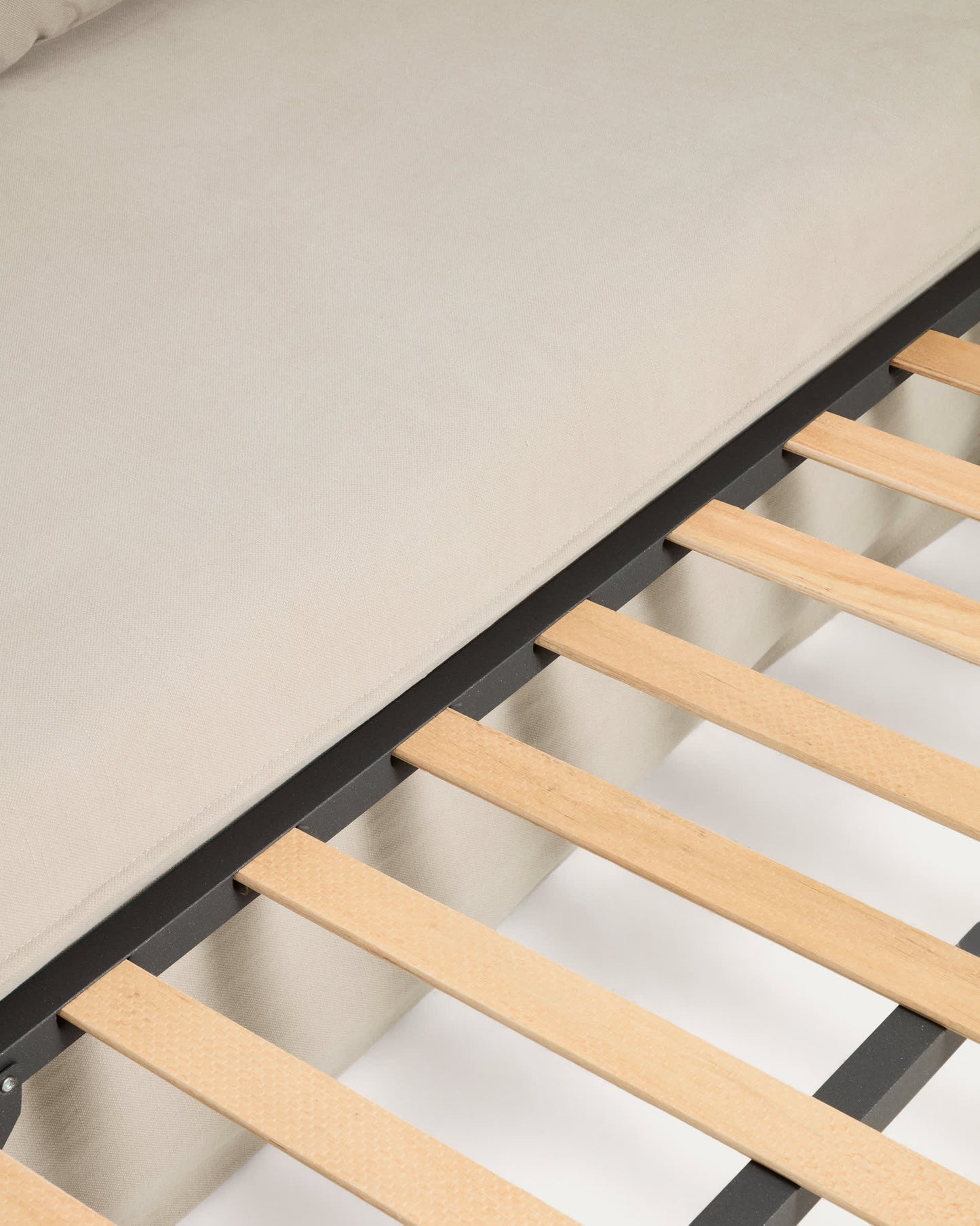 Divano letto Tanit bianco con piedi in legno massello di faggio finitura naturale 210 cm