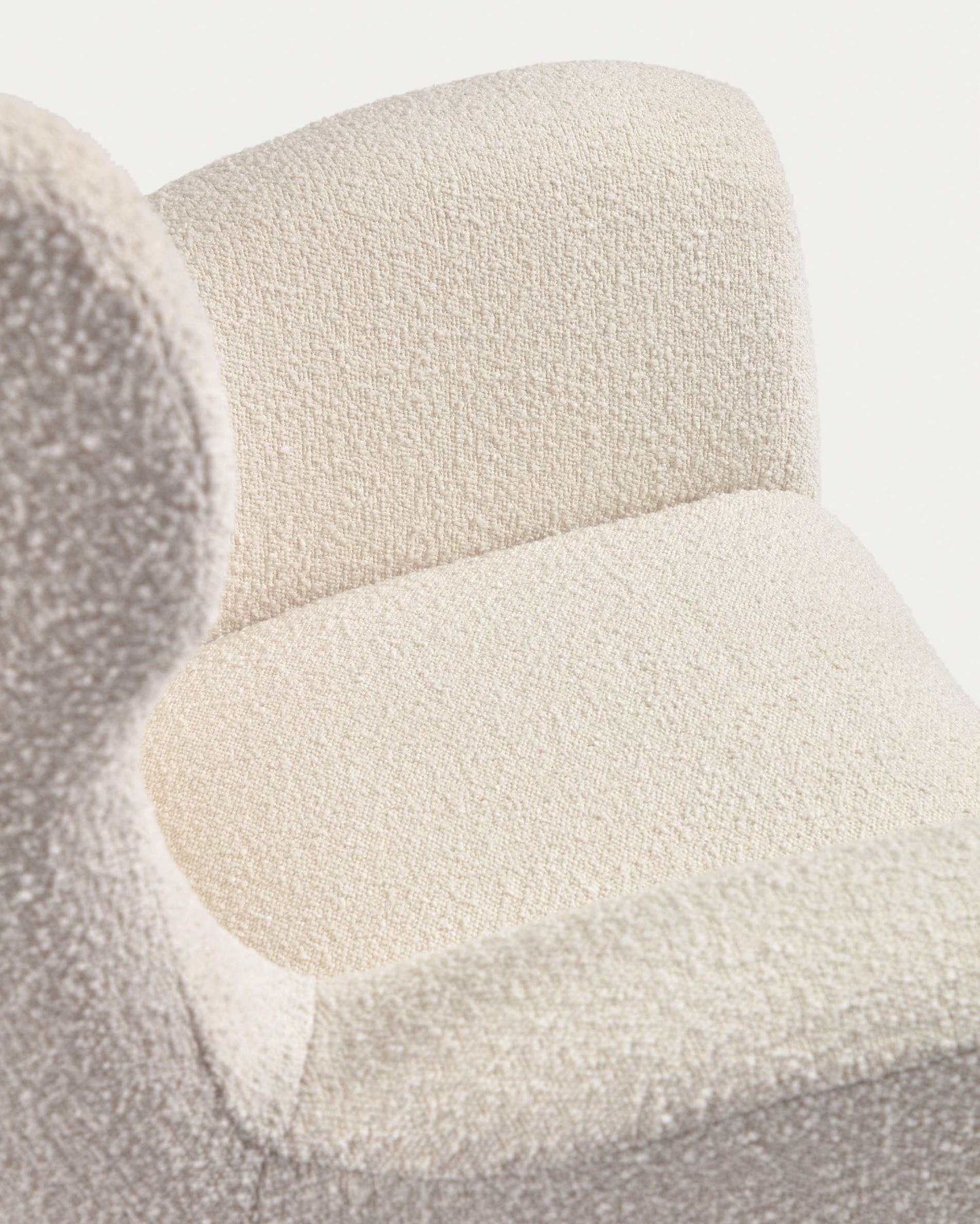 Poltrona Patio in tessuto bouclé bianco e gambe in legno massello di faggio naturale