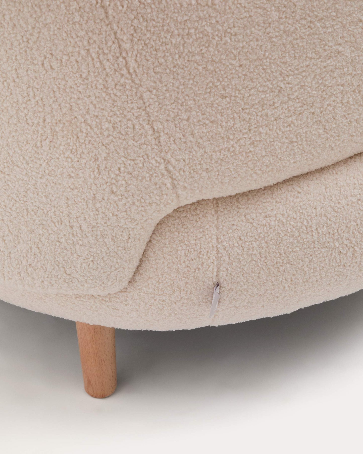 Poltrona Luisa in tessuto bouclé écru in legno massiccio di faggio 90 cm