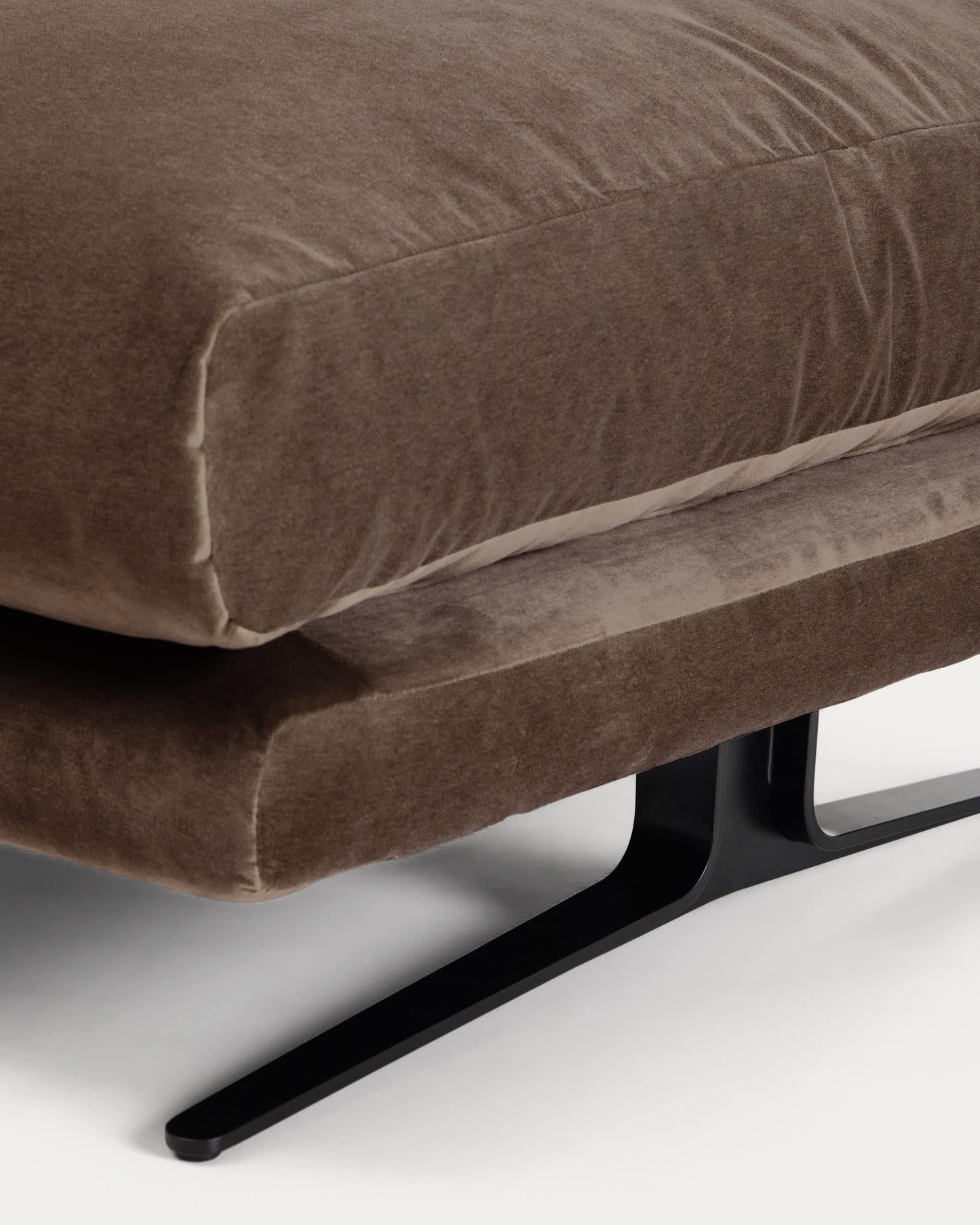 Poggiapiedi Veliro in velluto marrone cioccolato e gambe in acciaio con finitura nera 85 x 90 cm FSC Mix Credit