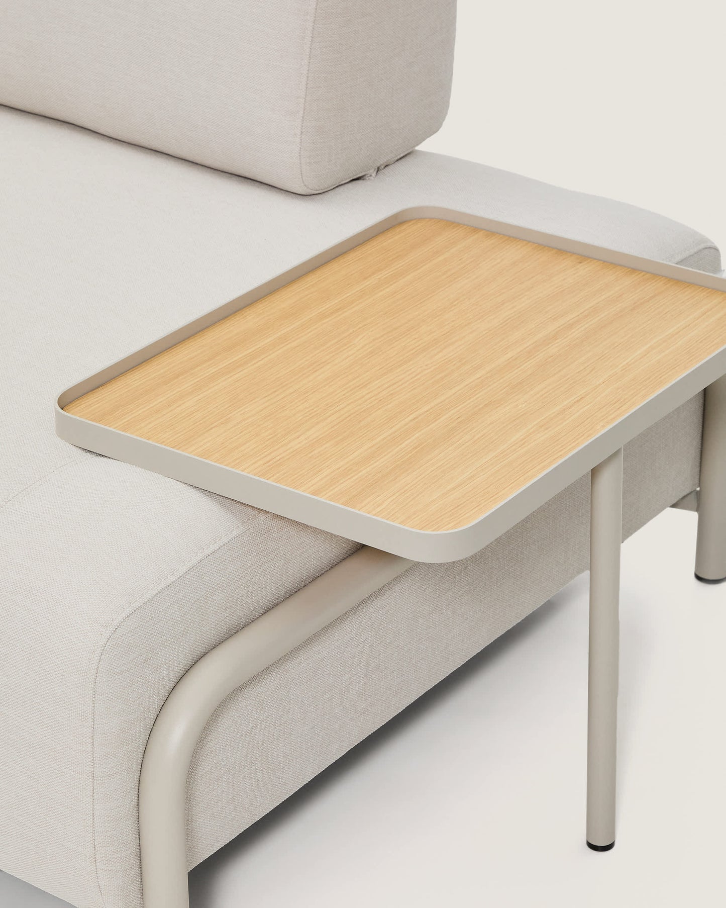 Divano Compo 2 posti in ciniglia écru, vassoio grande con impiallacciatura in rovere e struttura in metallo beige 200 cm