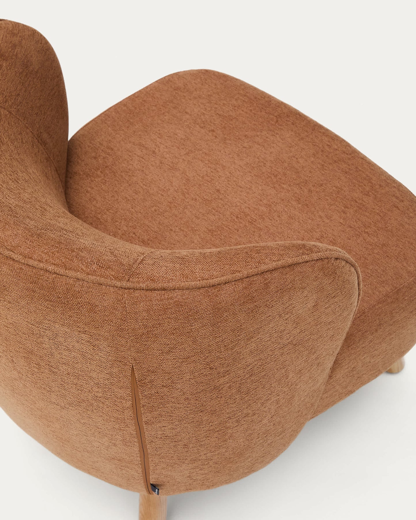 Poltrona Ulit in ciniglia terracotta e piedi in legno massello di faggio finitura naturale