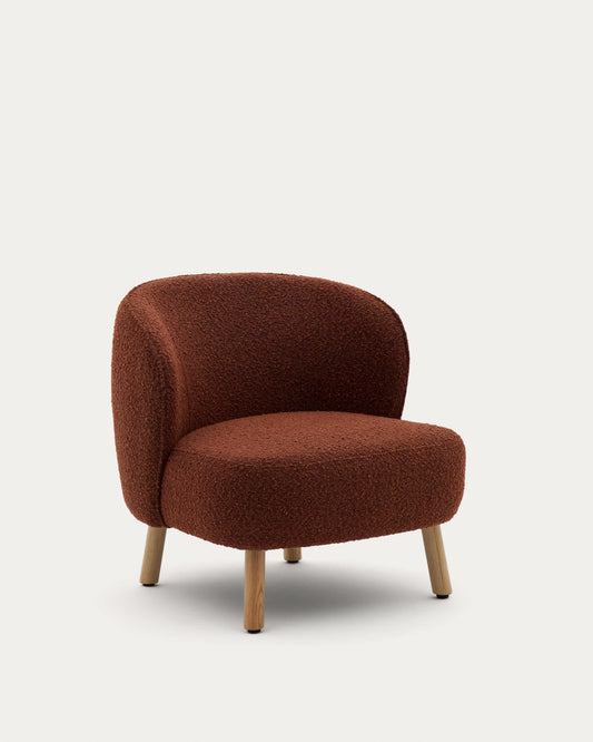 Poltrona Ulit in shearling terracotta e piedi in legno massello di faggio finitura naturale