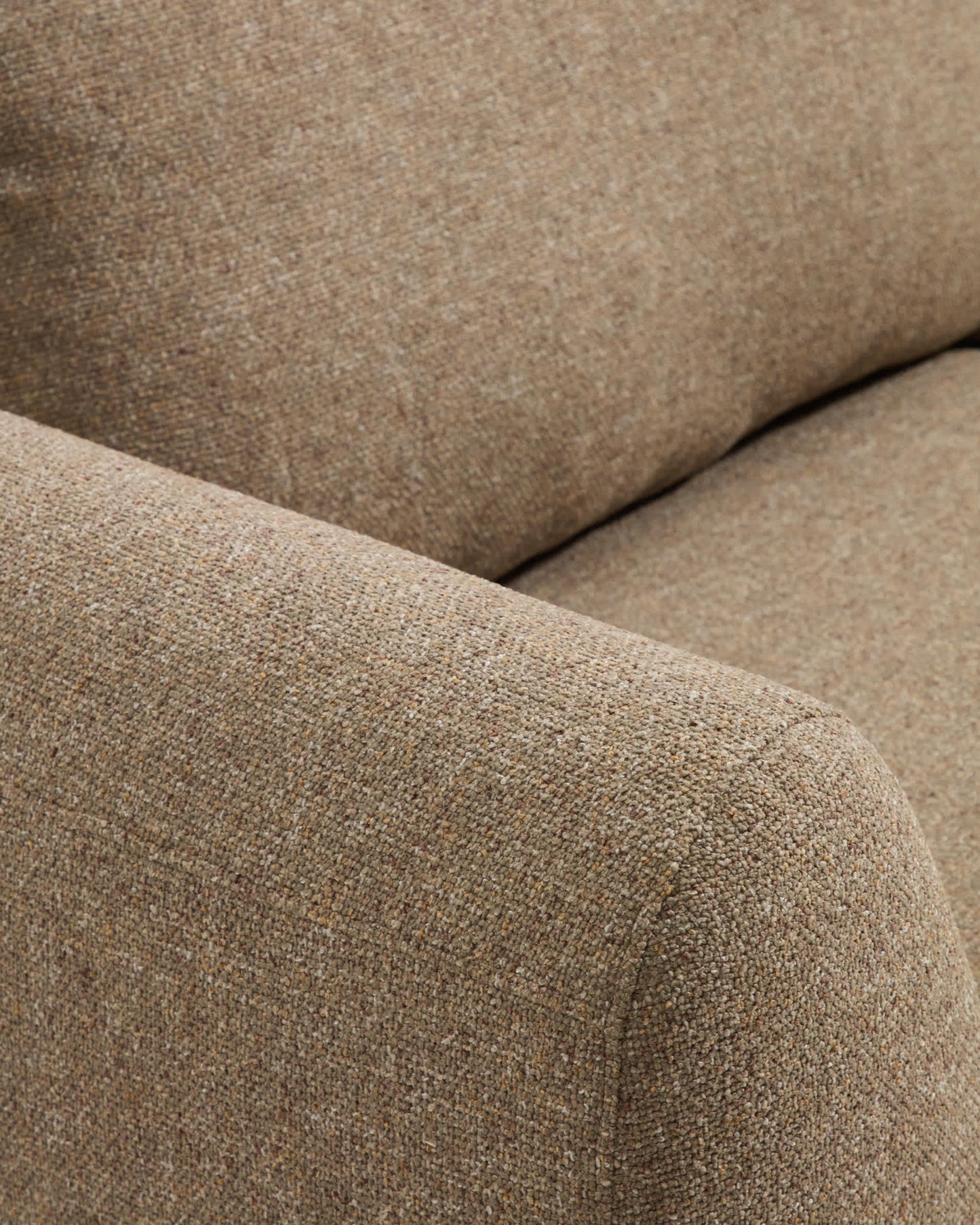 Divano Vera 3 posti marrone chiaro con gambe in legno massiccio di frassino con finitura naturale 230 cm FSC Mix Credit