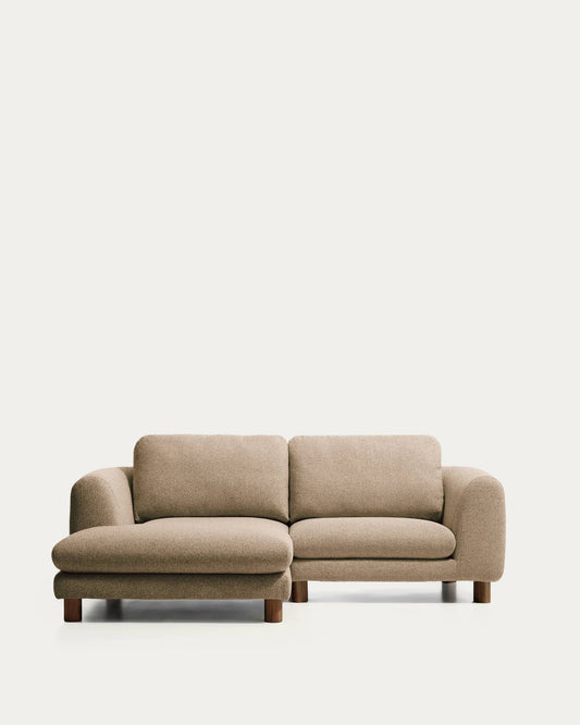 Divano Vera 3 posti con chaise longue sinistra marrone chiaro con gambe in legno massiccio di frassino con finitura in noce 232 cm FSC Mix Credit