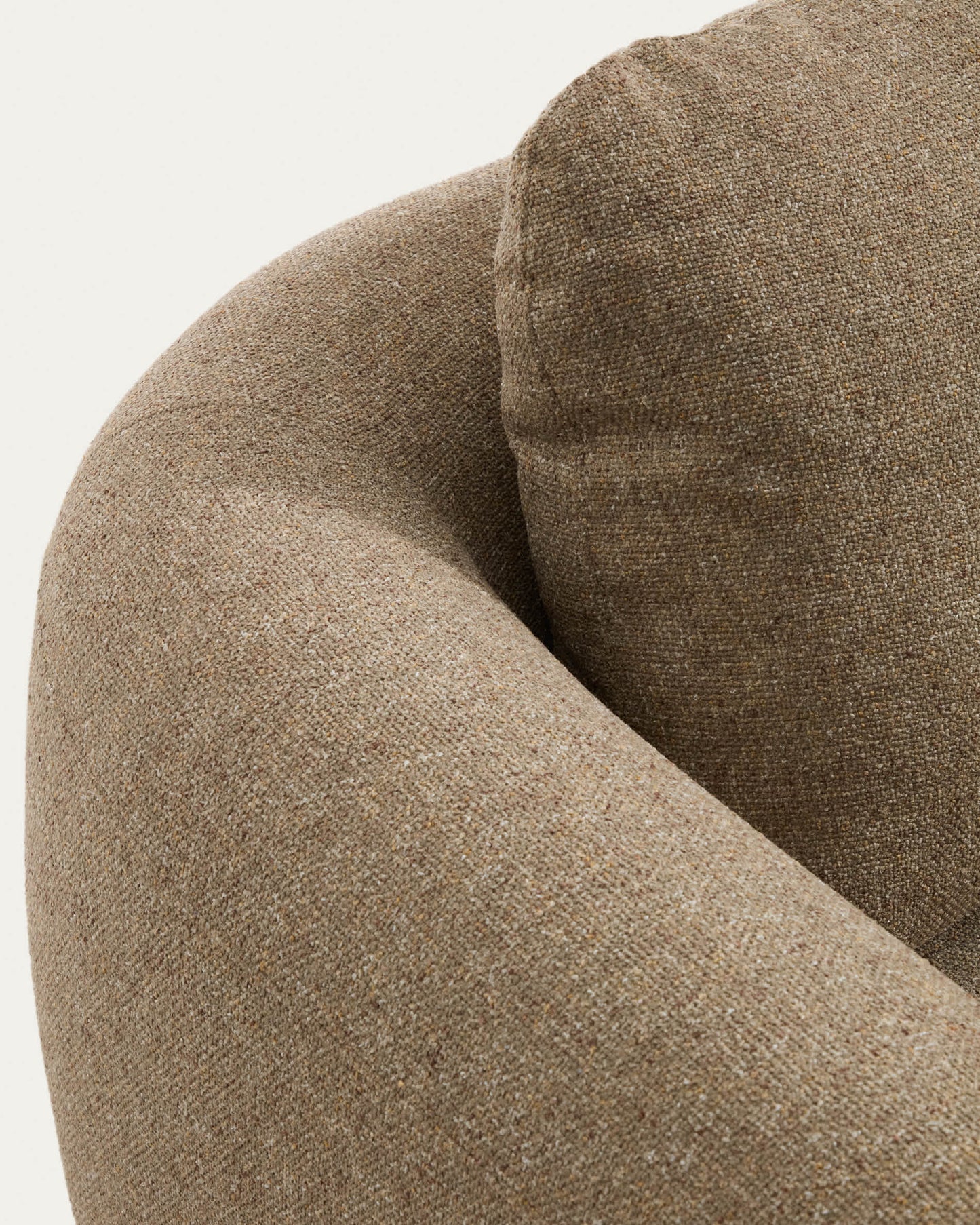 Divano Vera 4 posti marrone chiaro con gambe in legno massiccio di frassino con finitura in noce 320 cm FSC Mix Credit