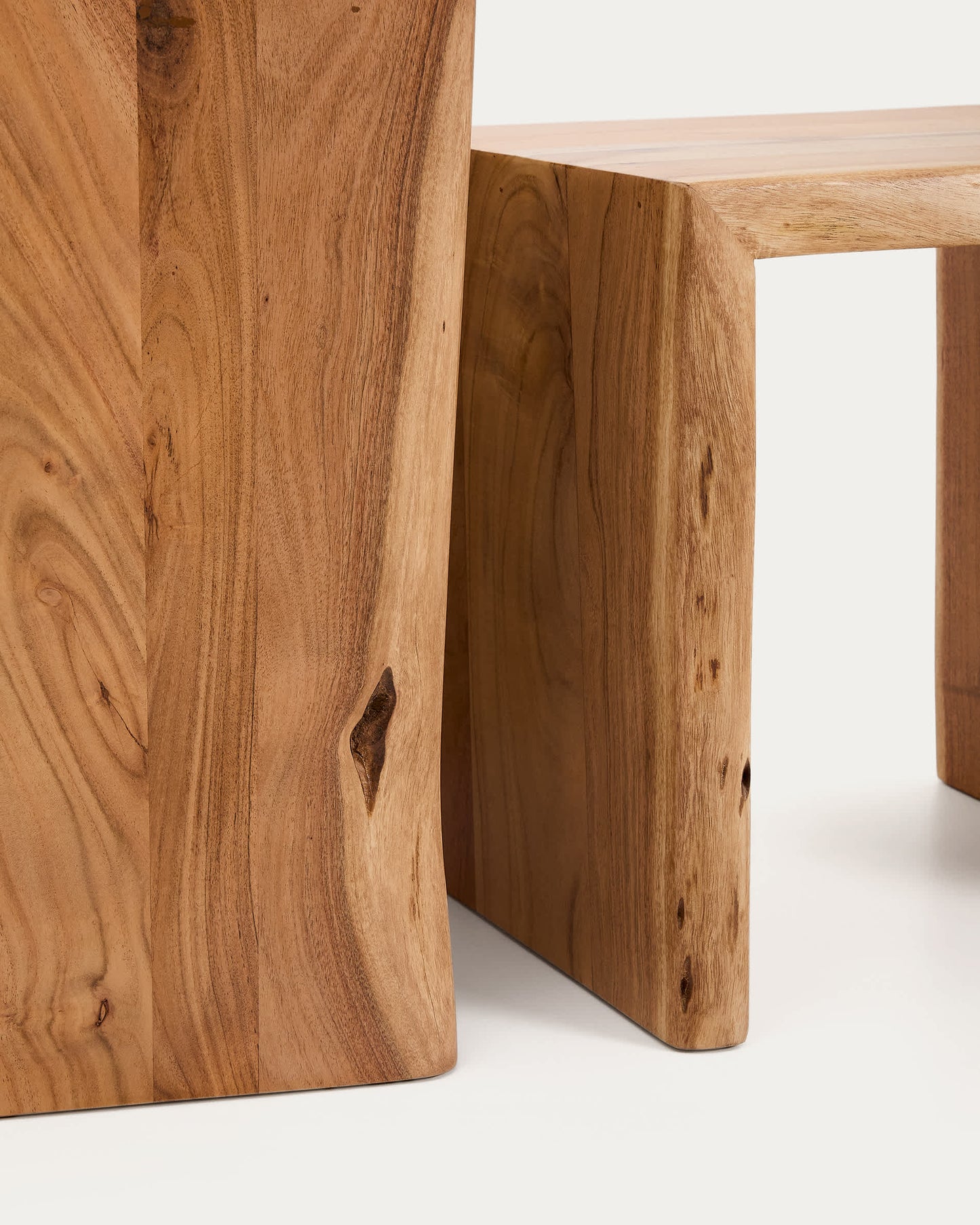 Set di 2 tavolini da appoggio a nido Lomiri in legno massiccio di acacia con finitura sbiancata 50x42 cm / 34x42 cm