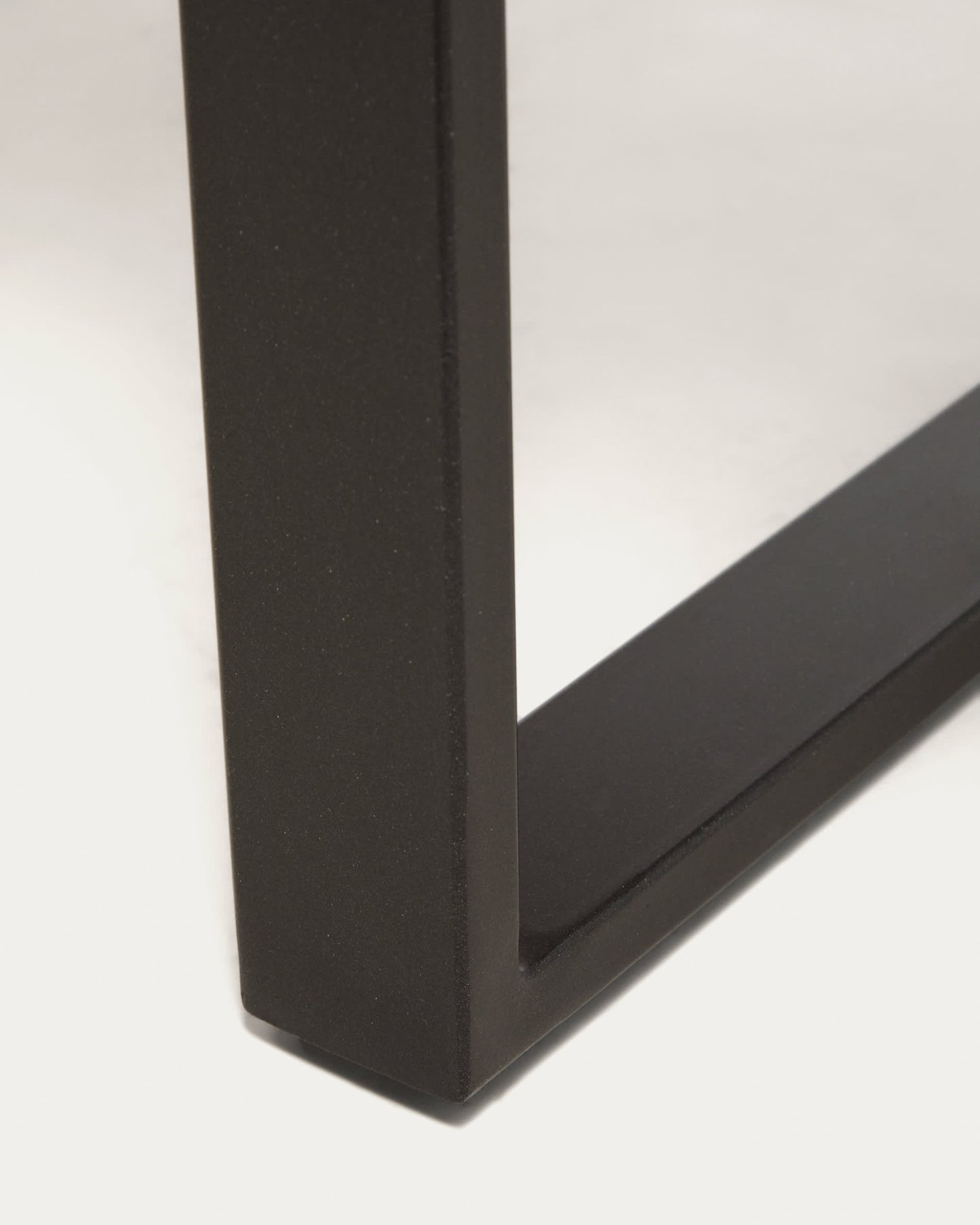 Tavolo Uxue in legno massiccio di acacia e gambe in acciaio nero 180 x 90 cm