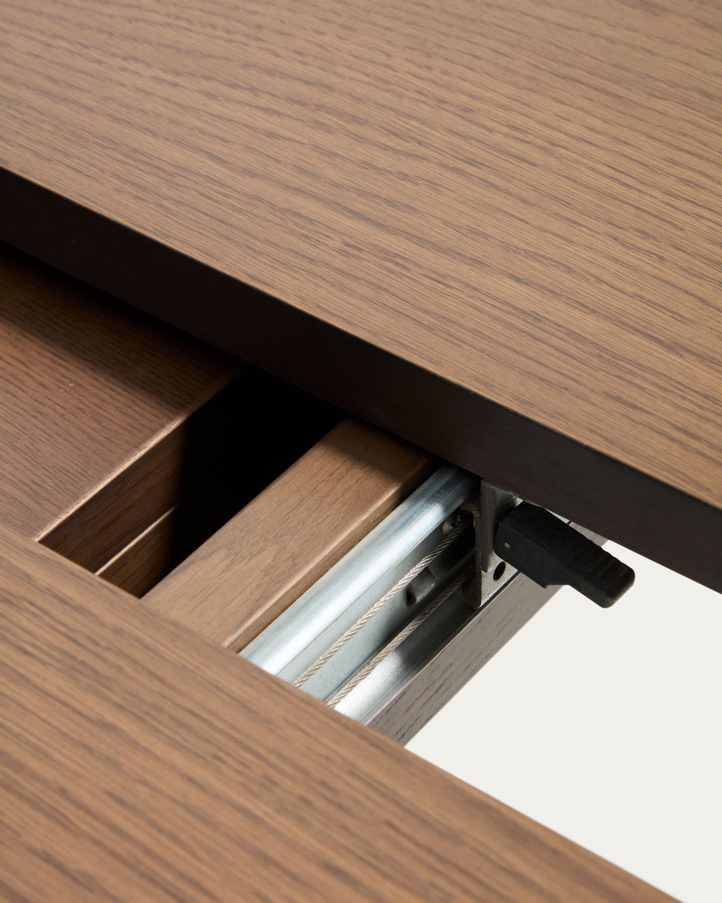 Tavolo rotondo allungabile Artis in legno massiccio e impiallacciatura di rovere con finitura color noce FSC 100% 120 (170) x 80 cm