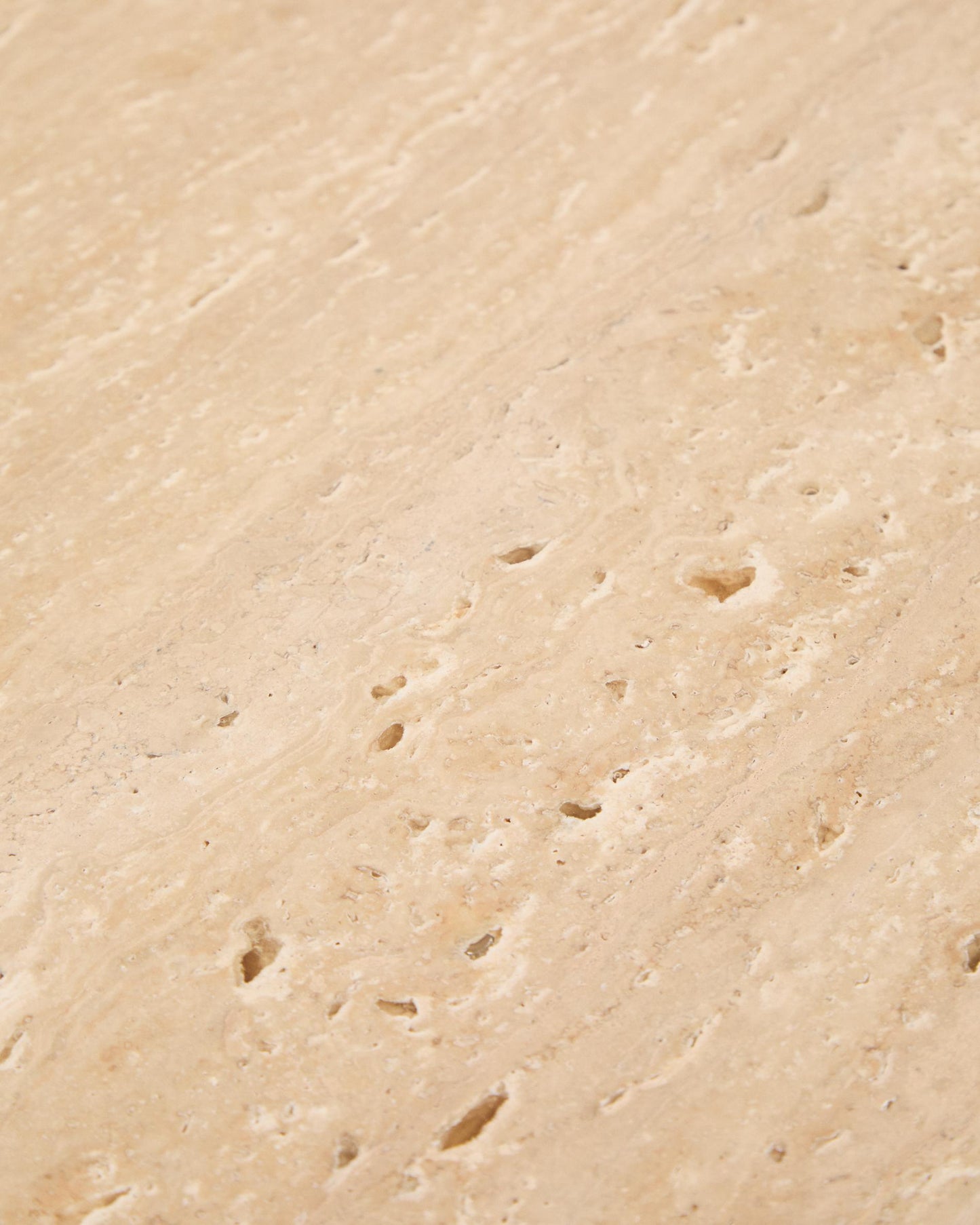 Tavolino da salotto Pirita in travertino beige e gambe in rovere massiccio con finitura naturale 147 x 65 cm FSC 100%