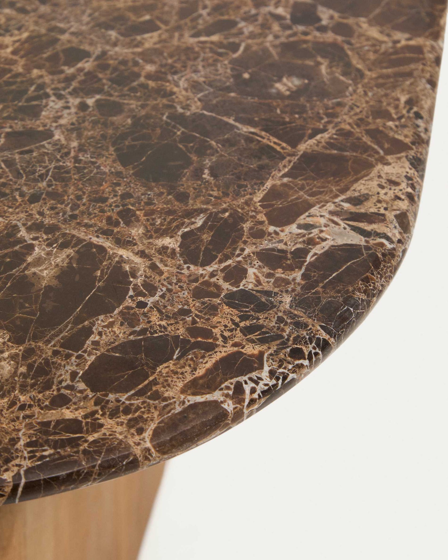 Tavolino da appoggio Pirita in marmo marrone e gambe in rovere massiccio con finitura in tonalità naturale 71 x 70 cm FSC 100%