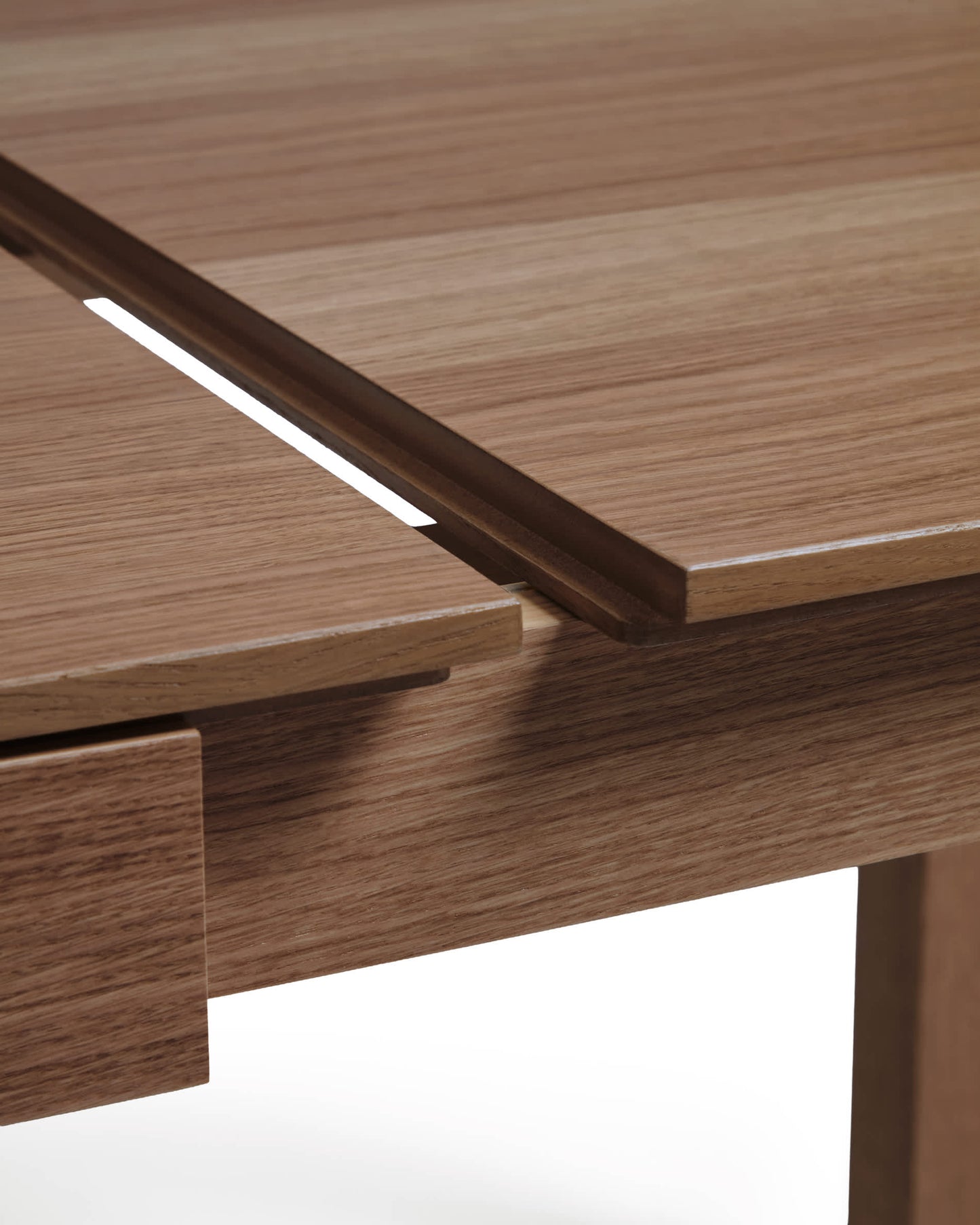 Tavolo allungabile Narevi in impiallacciatura di rovere con finitura noce 170 (230) x 80 cm