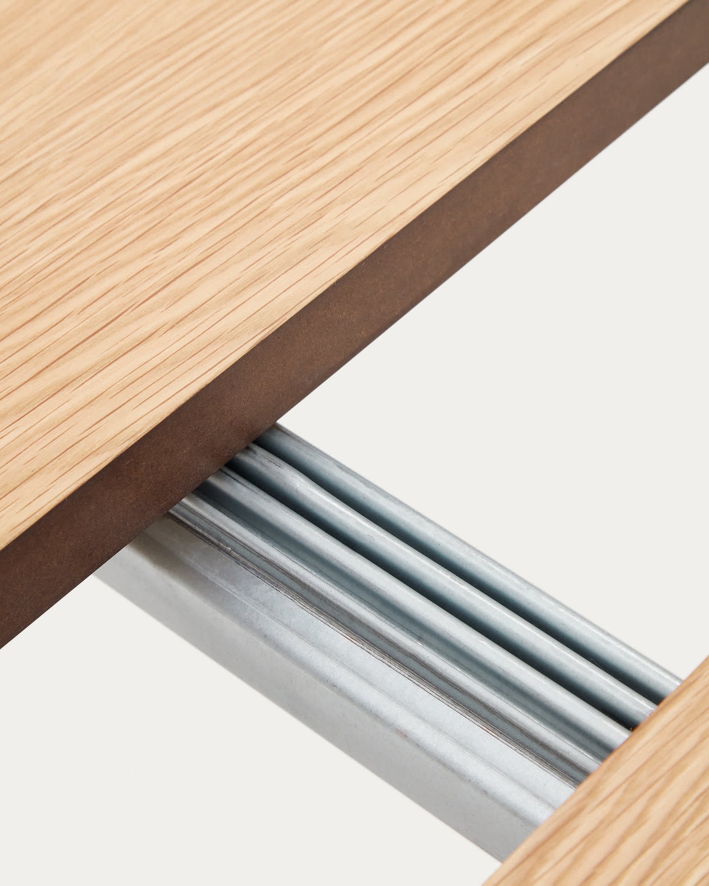 Tavolo tondo allungabile Montuiri con impiallacciatura in rovere e gambe in acciaio con finitura in grigio Ø90(170) cm