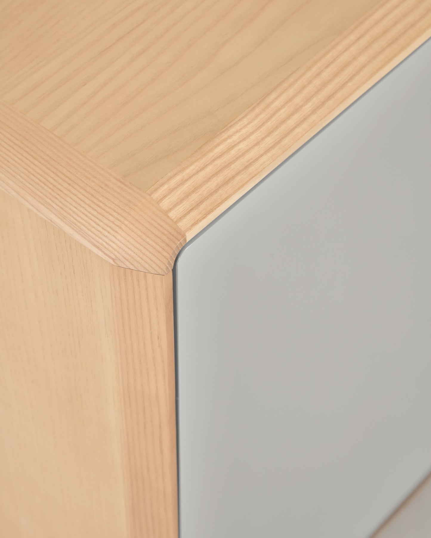 Comodino Anielle in legno massello e impiallacciato frassino 50 x 58,4 cm