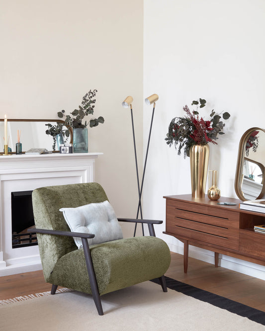 Poltrona Meghan in ciniglia verde e legno con finitura wengé