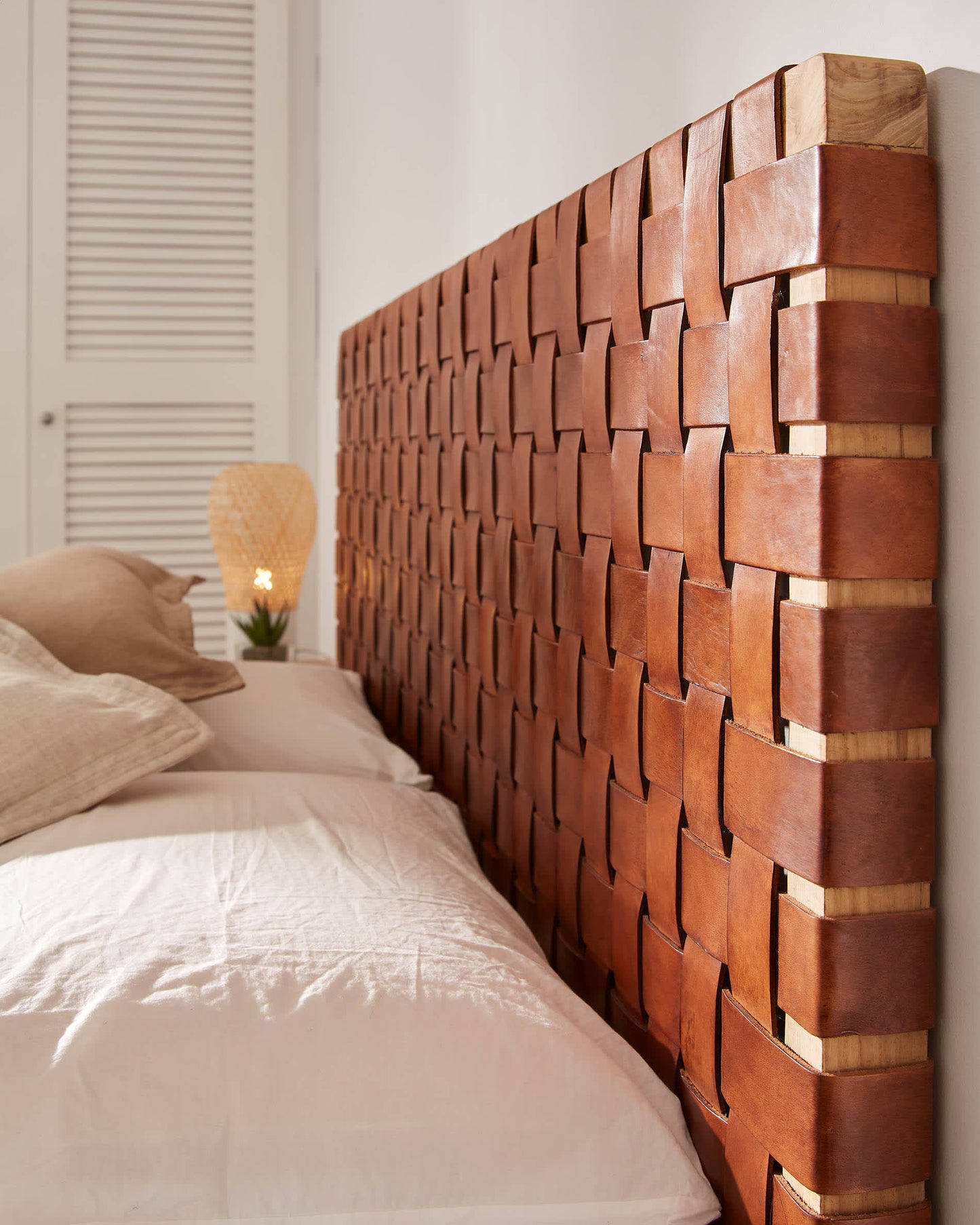 Testiera Calixta in legno massello di teak e pelle per letto da 150 cm