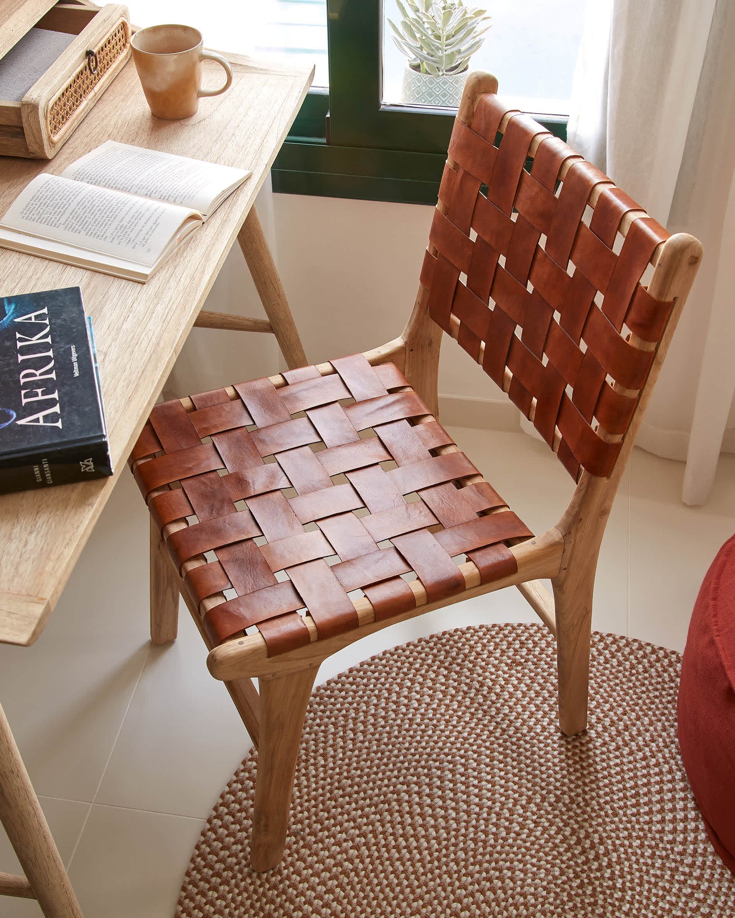 Sedia Calixta in pelle e legno massello di teak