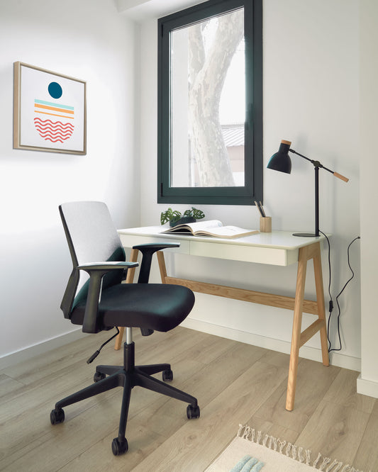 Scrivania Dyana in MDF laccato bianco con gambe in frassino massiccio 120 x 60 cm