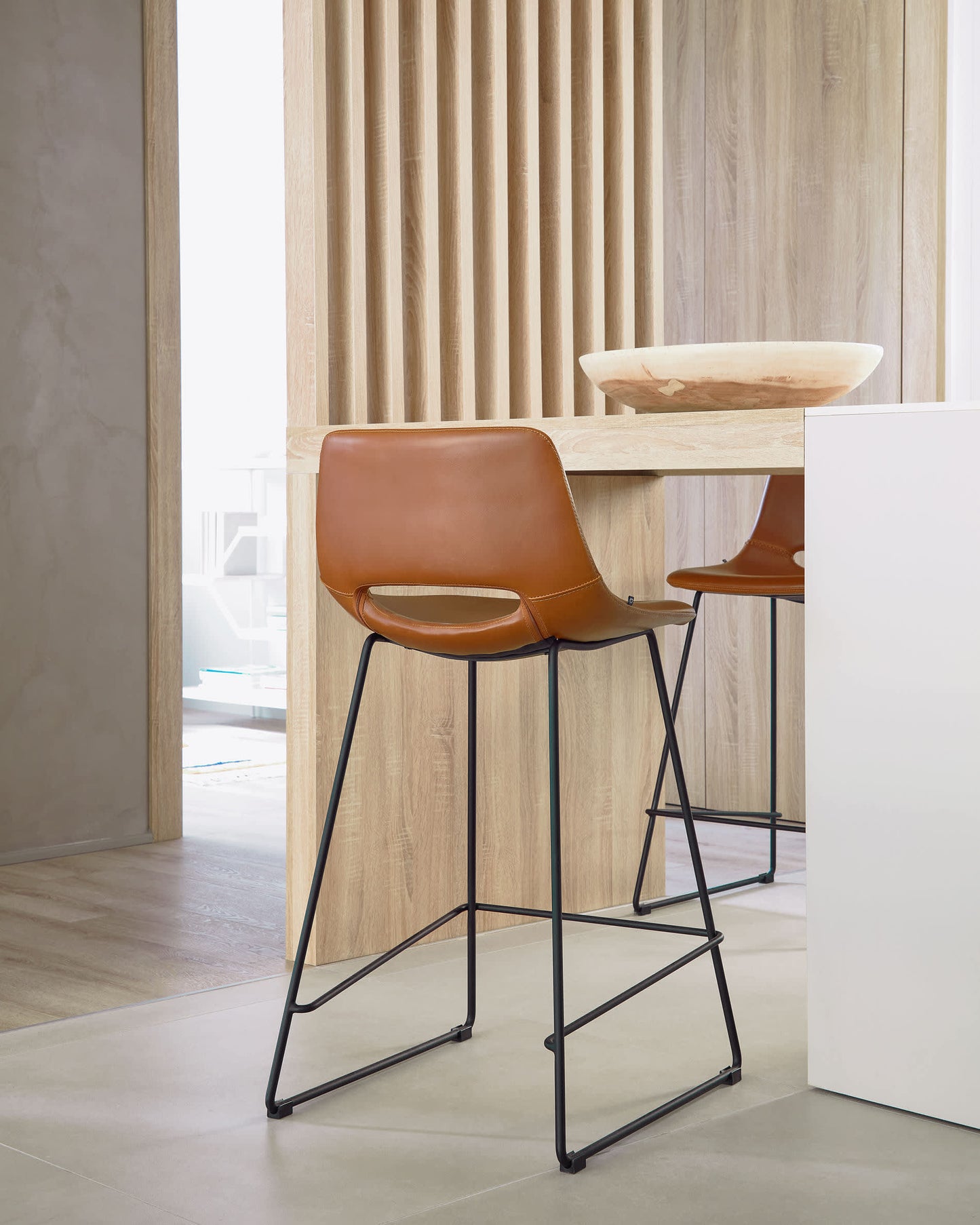 Sgabello Zahara in pelle sintetica marrone altezza 65 cm