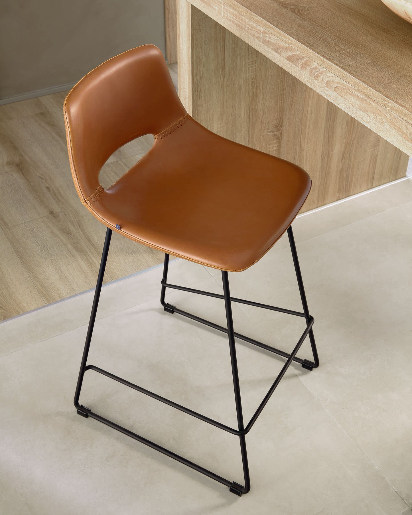 Sgabello Zahara in pelle sintetica marrone altezza 65 cm
