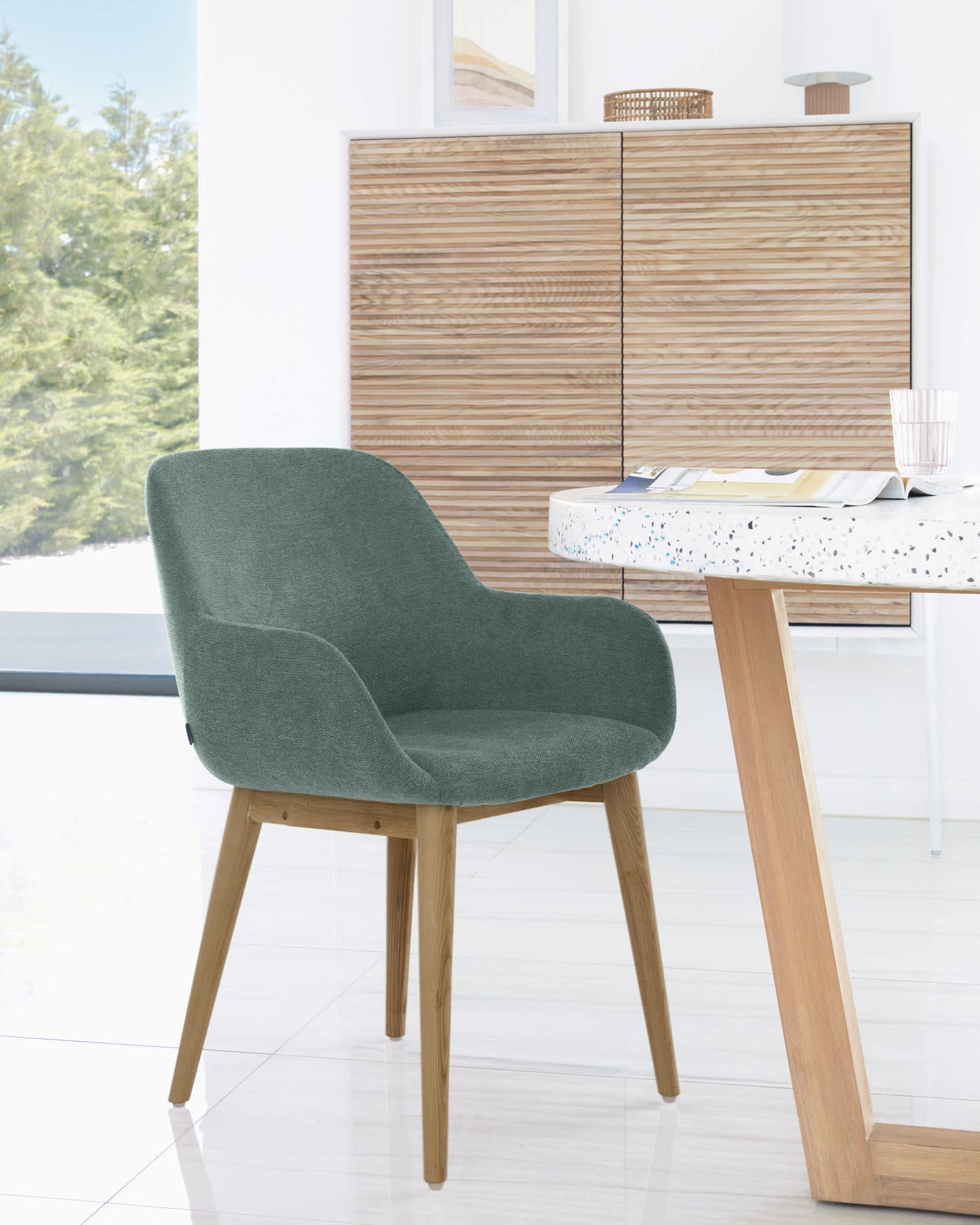 Sedia Konna verde e gambe in legno massello di frassino finitura scura