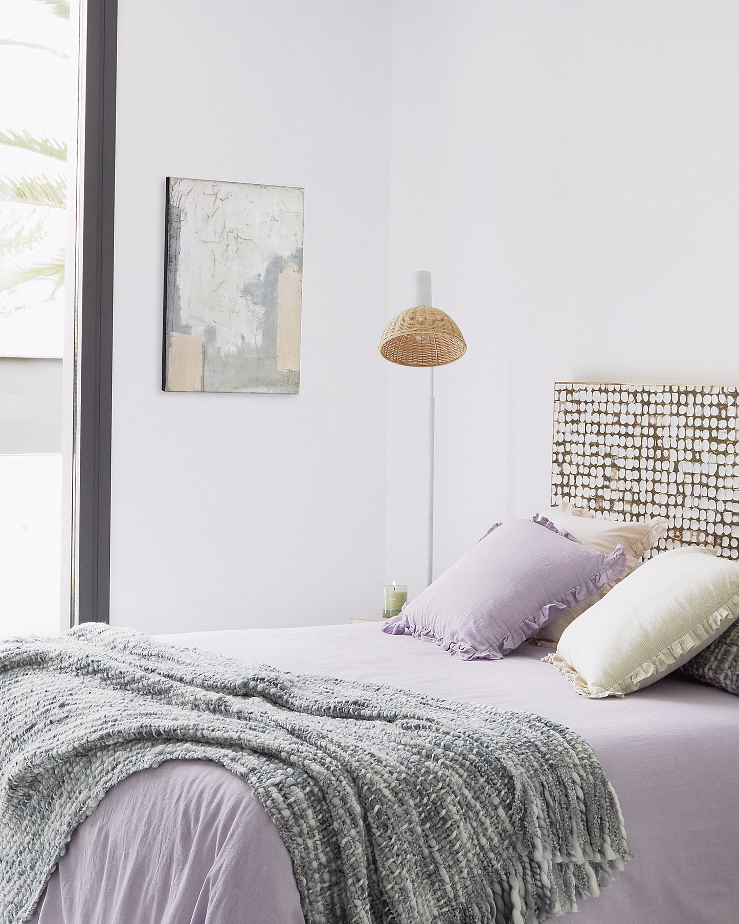 Lampada da terra Damila in metallo con finitura bianca e rattan con finitura naturale