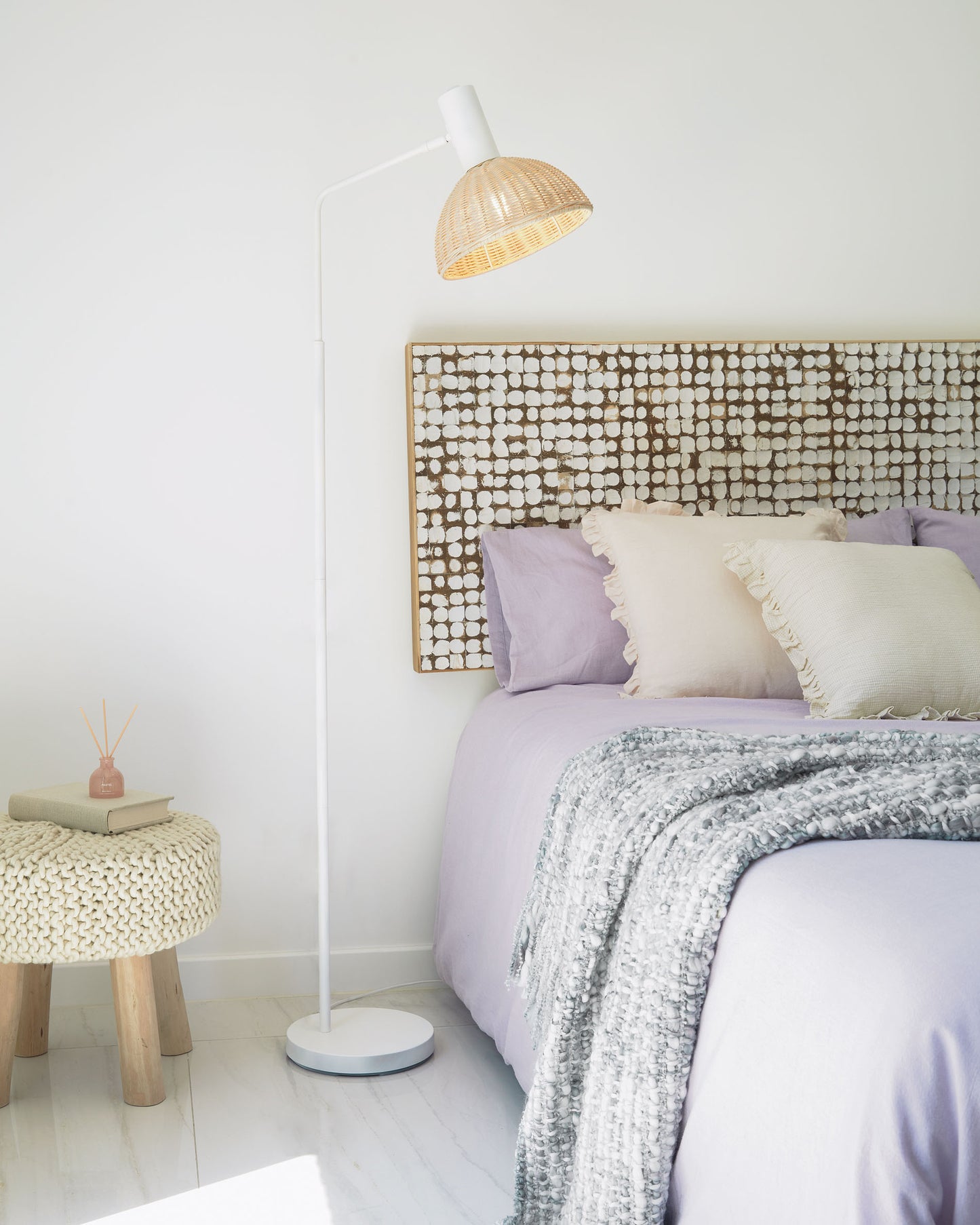 Lampada da terra Damila in metallo con finitura bianca e rattan con finitura naturale