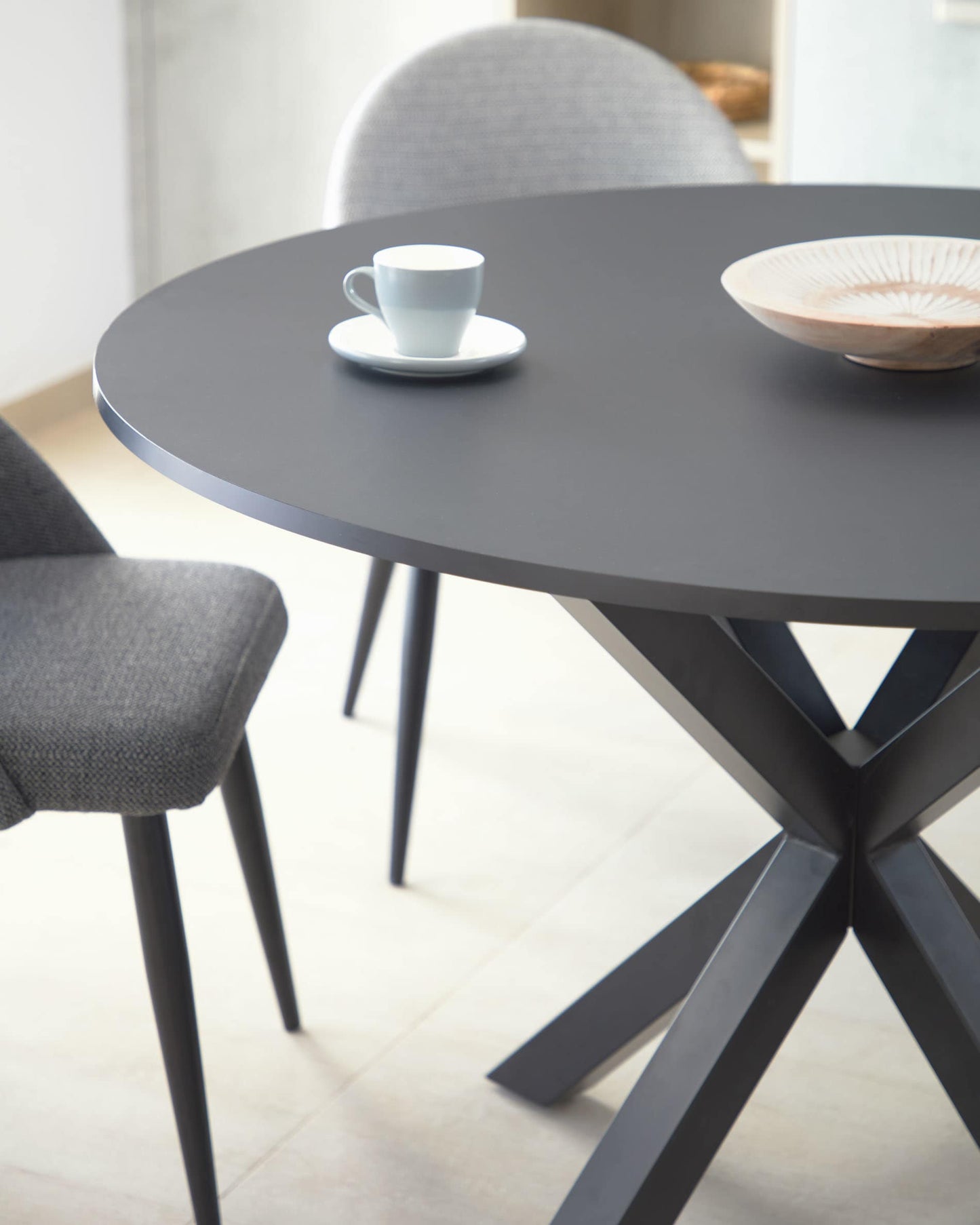 Tavolo rotondo Argo Ø 120 cm DM nero con gambe in acciaio