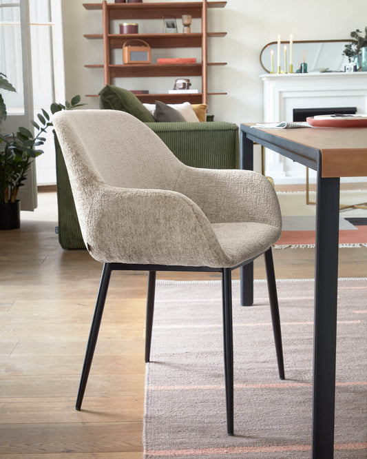 Sedia Konna in ciniglia vellutata beige con gambe in acciaio verniciato nero