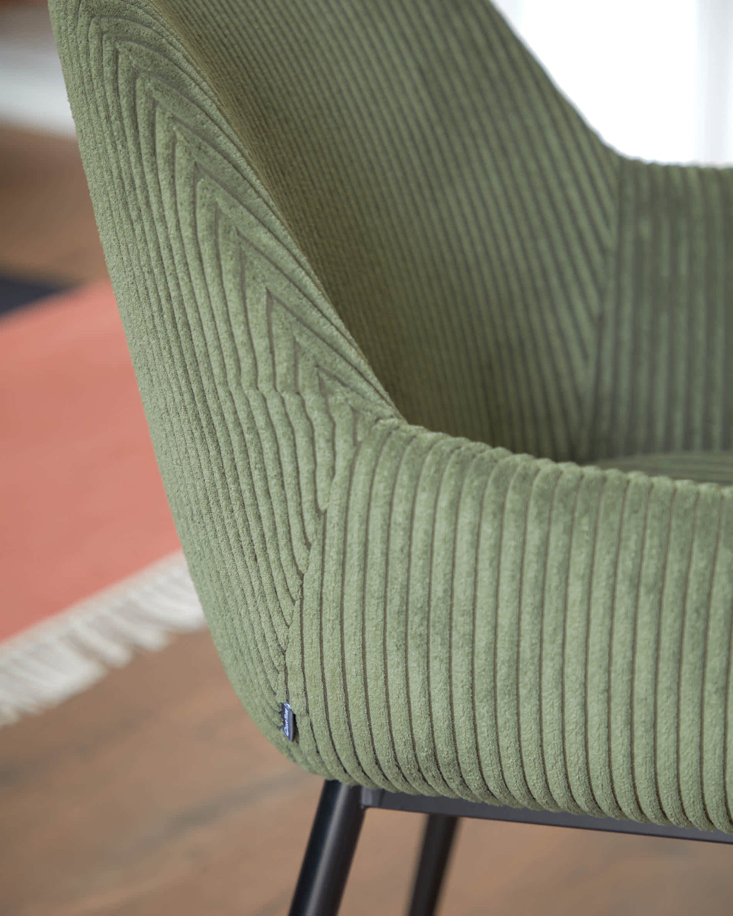 Sedia Konna in velluto a coste verde scuro con gambe in acciaio verniciato nero