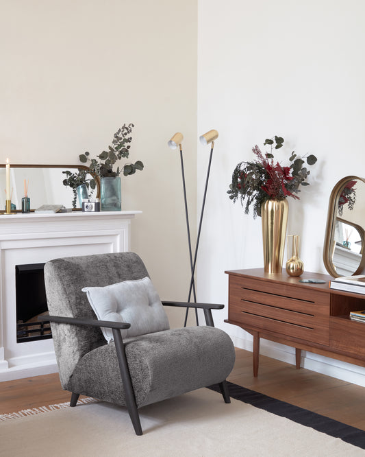 Poltrona Meghan in ciniglia grigia e legno con finitura wengé