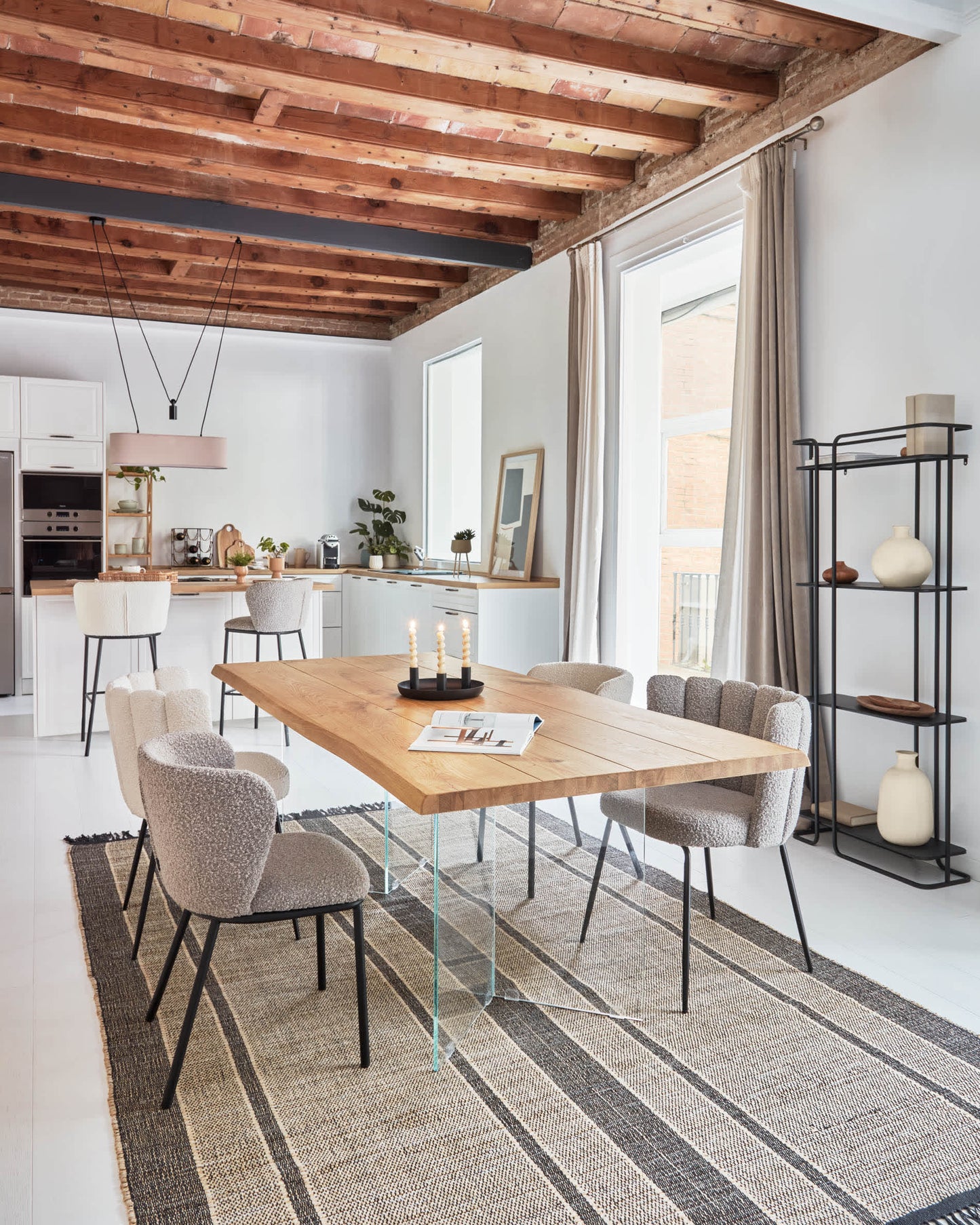 Tavolo Lotty impiallacciato rovere in finitura naturale e gambe in vetro 180 x 100 cm