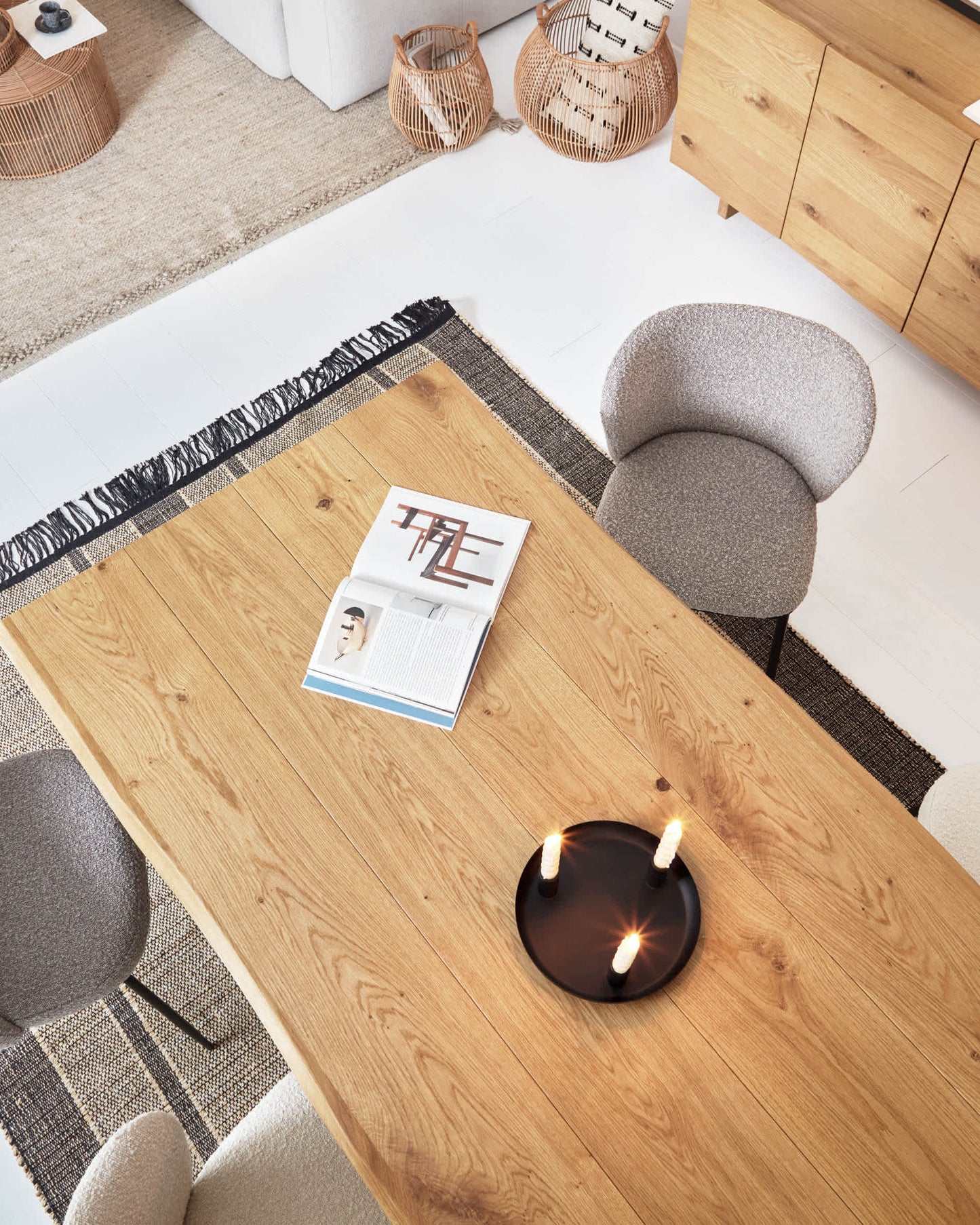 Tavolo Lotty impiallacciato rovere in finitura naturale e gambe in vetro 180 x 100 cm