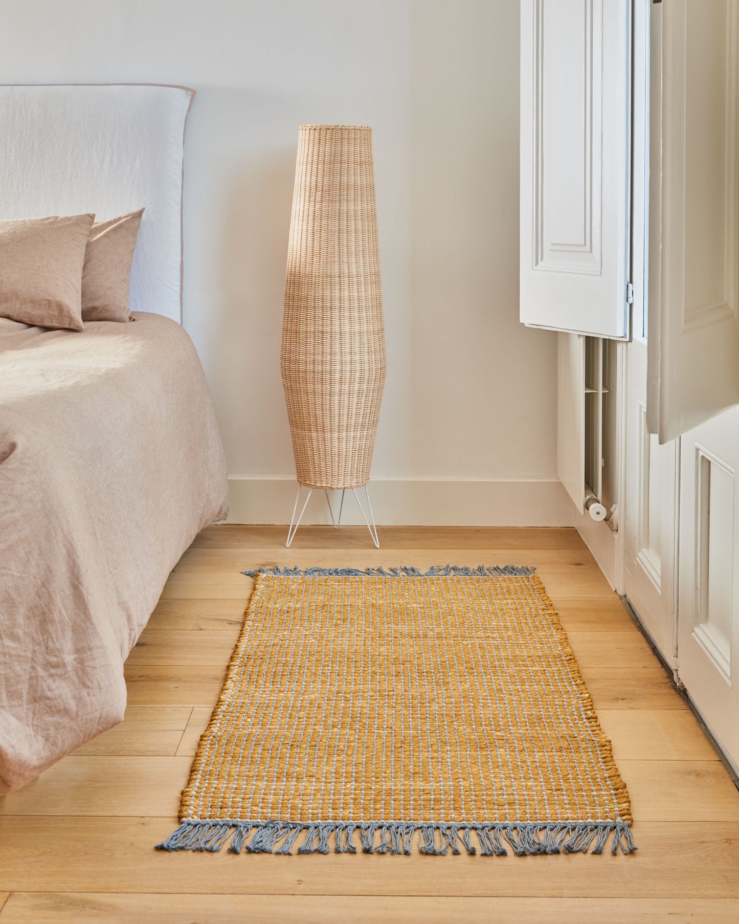 Lampada da terra Kamaria grande in rattan finitura naturale