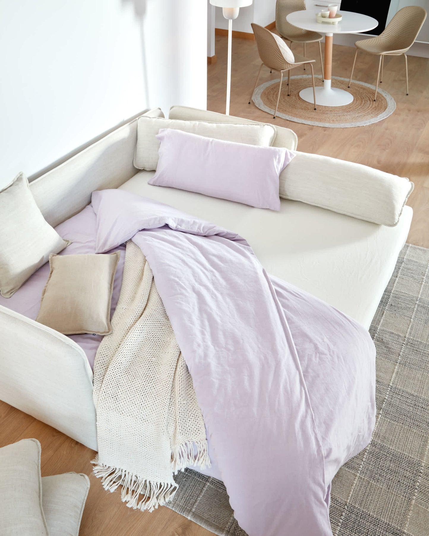 Divano letto Tanit bianco con piedi in legno massello di faggio finitura naturale 210 cm