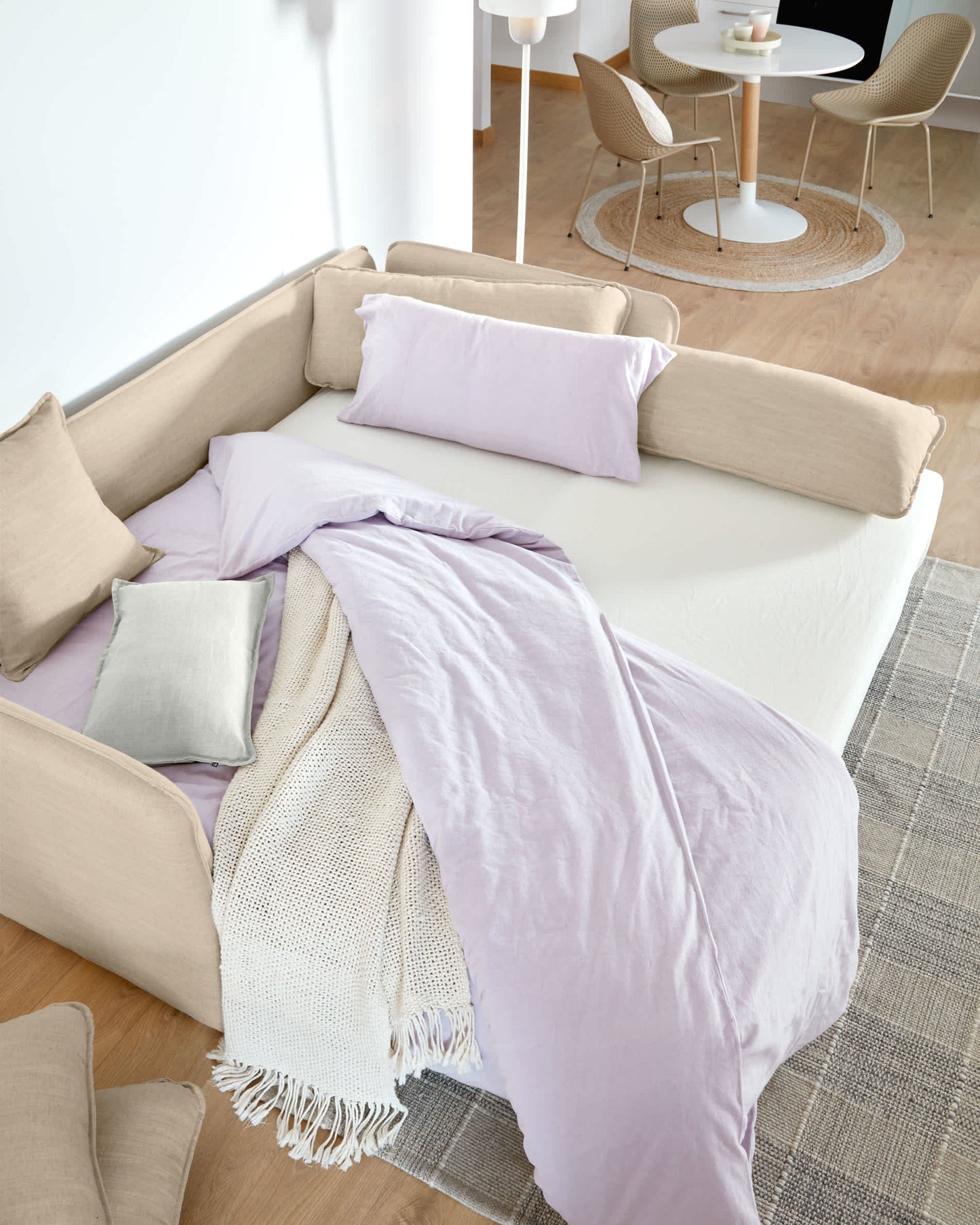 Divano letto Tanit beige con piedi in legno massello di faggio finitura naturale 210 cm