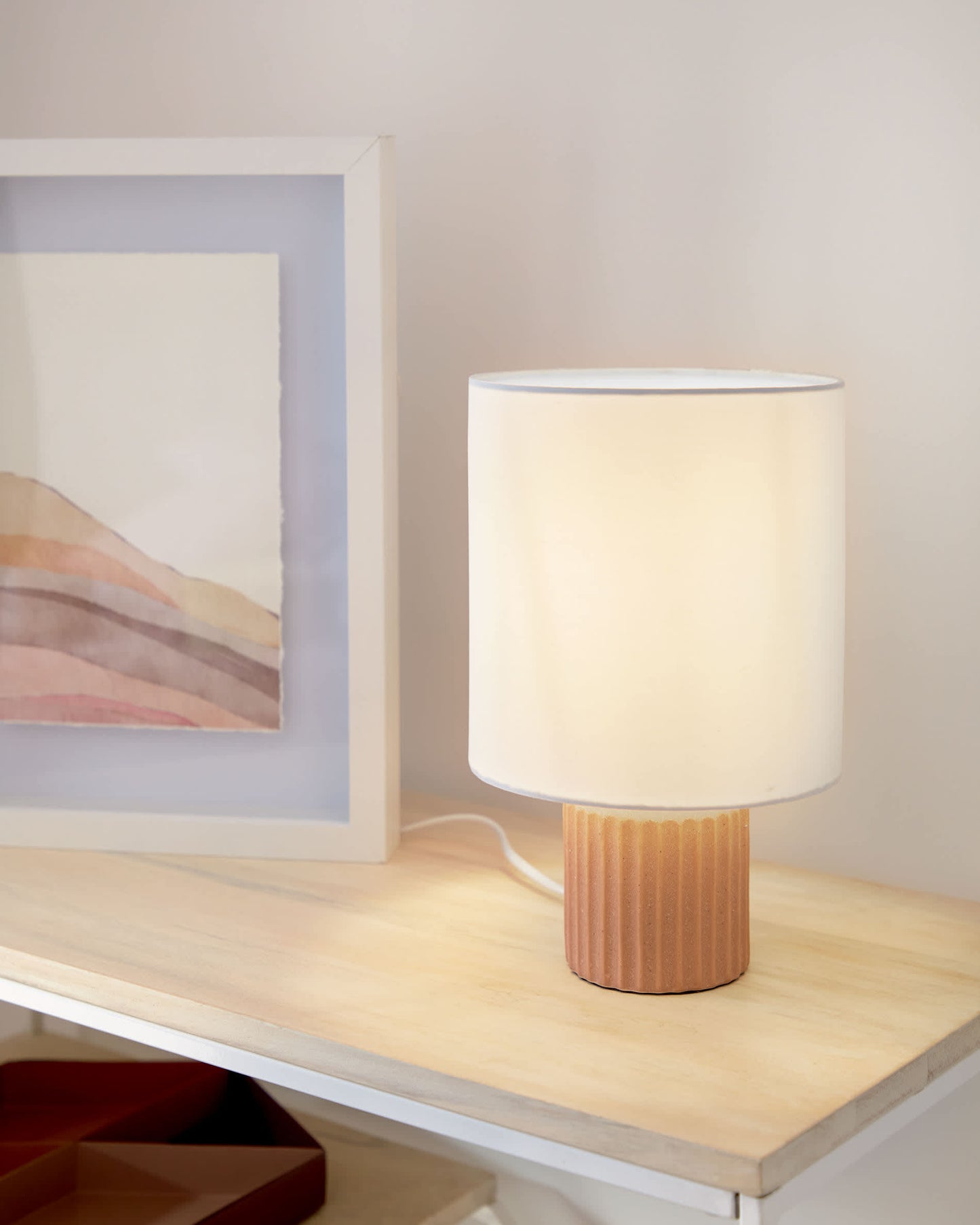 Lampada da tavolo Eshe in ceramica finitura terracotta e bianca