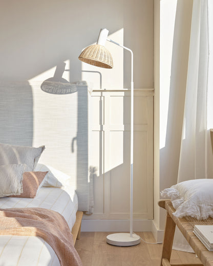 Lampada da terra Damila in metallo con finitura bianca e rattan con finitura naturale