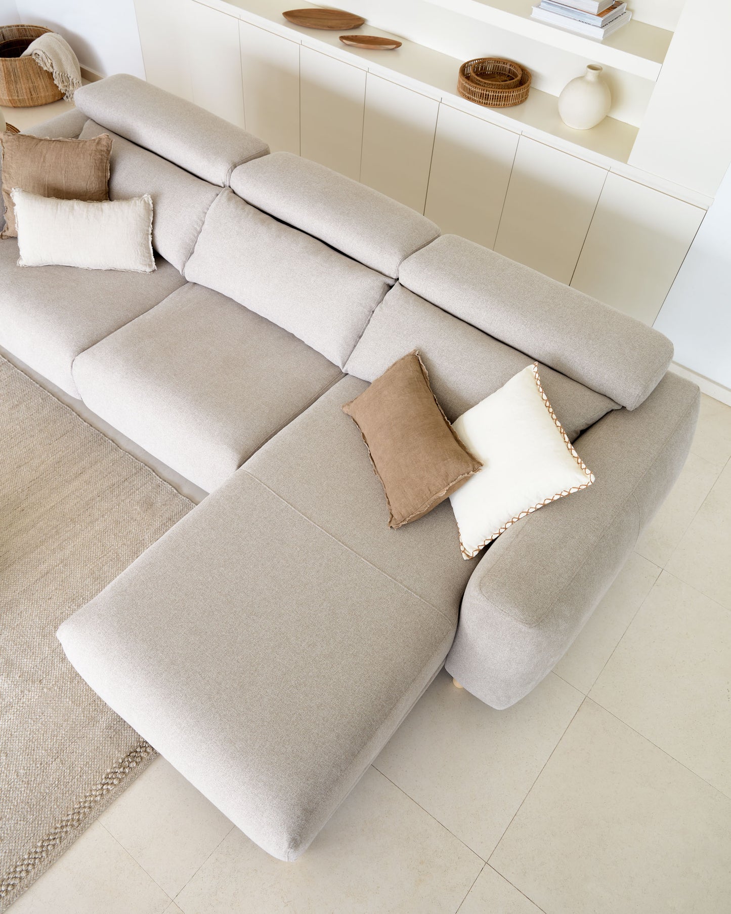 Divano Singa 3 posti con chaise longue destra, poggiatesta reclinabile e sedile allungabile beige 296 cm