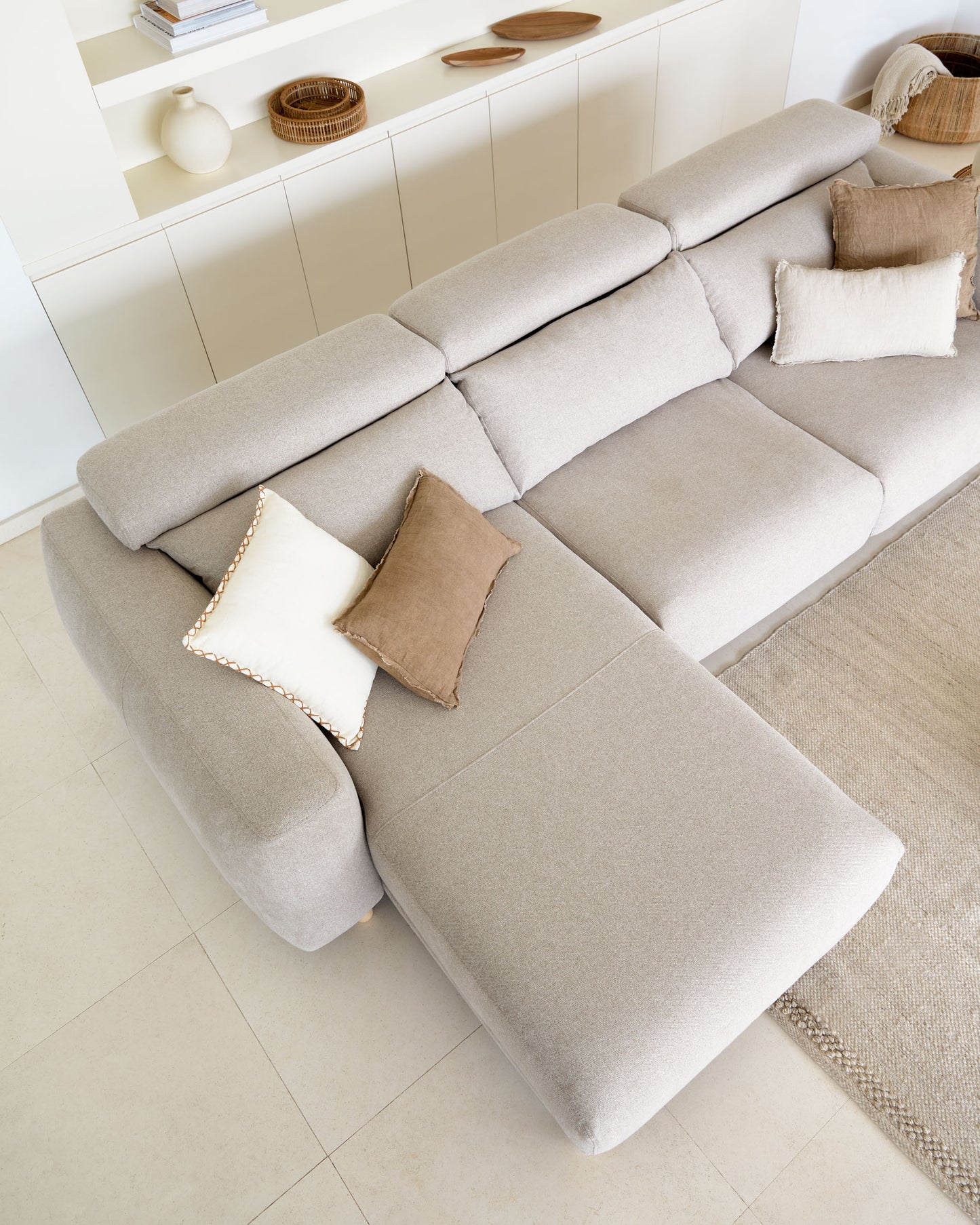 Divano Singa 3 posti con chaise longue sinistra, poggiatesta reclinabile e sedile allungabile beige 296 cm