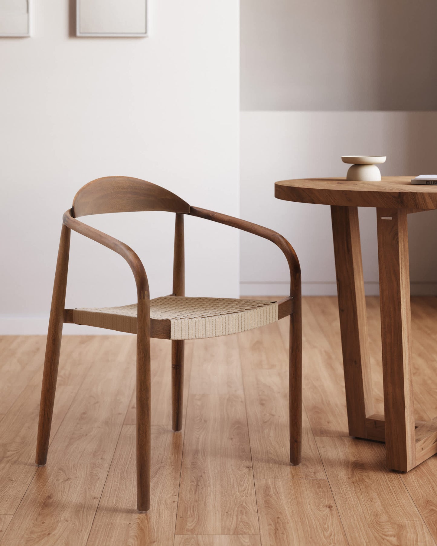 Sedia Nina in legno massello di acacia finitura noce e corda beige