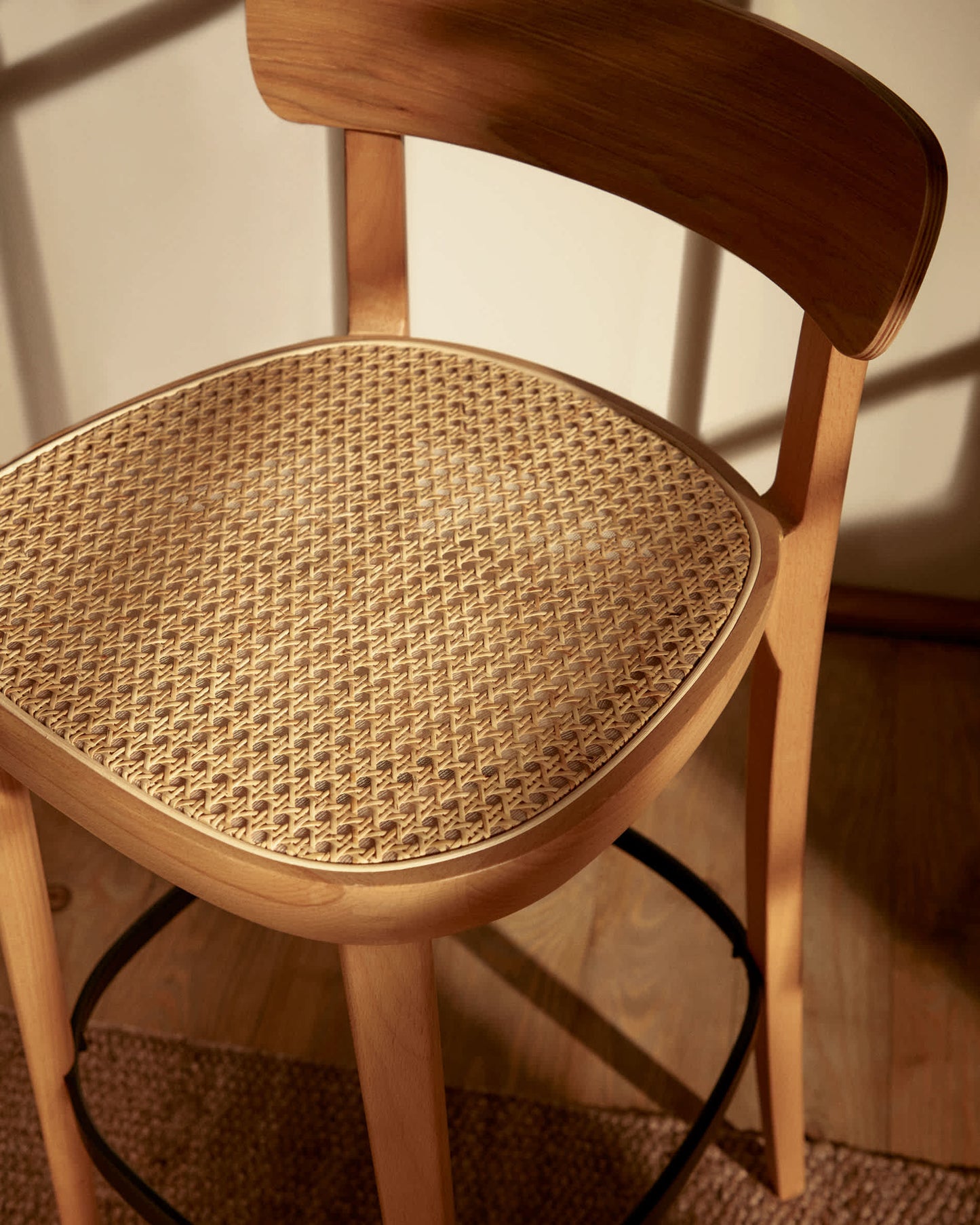 Sgabello Romane legno di faggio naturale impiallacciato frassino e rattan altezza 75 cm