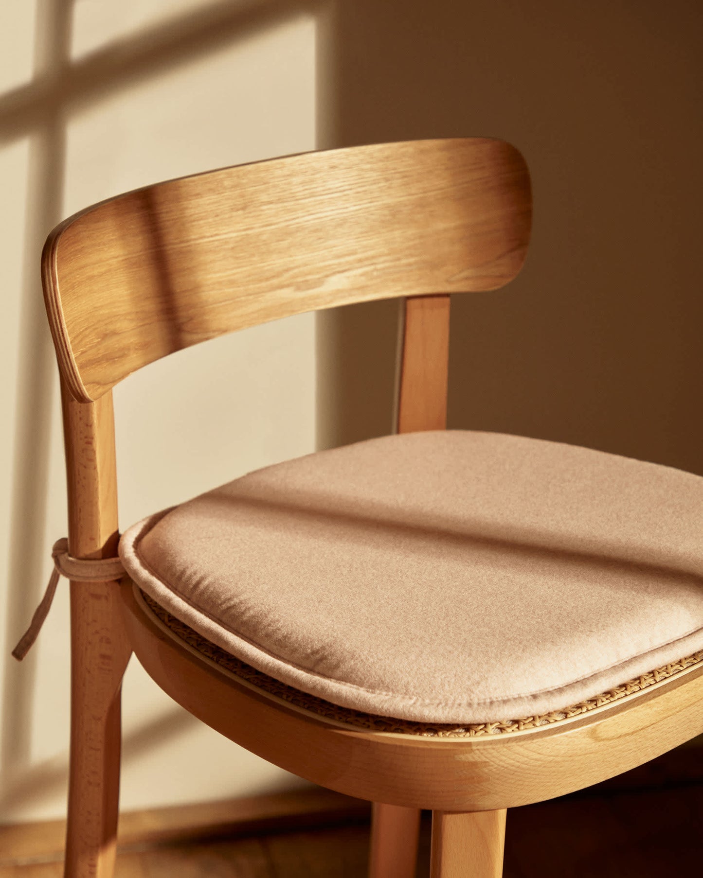 Sgabello Romane legno di faggio naturale impiallacciato frassino e rattan altezza 75 cm