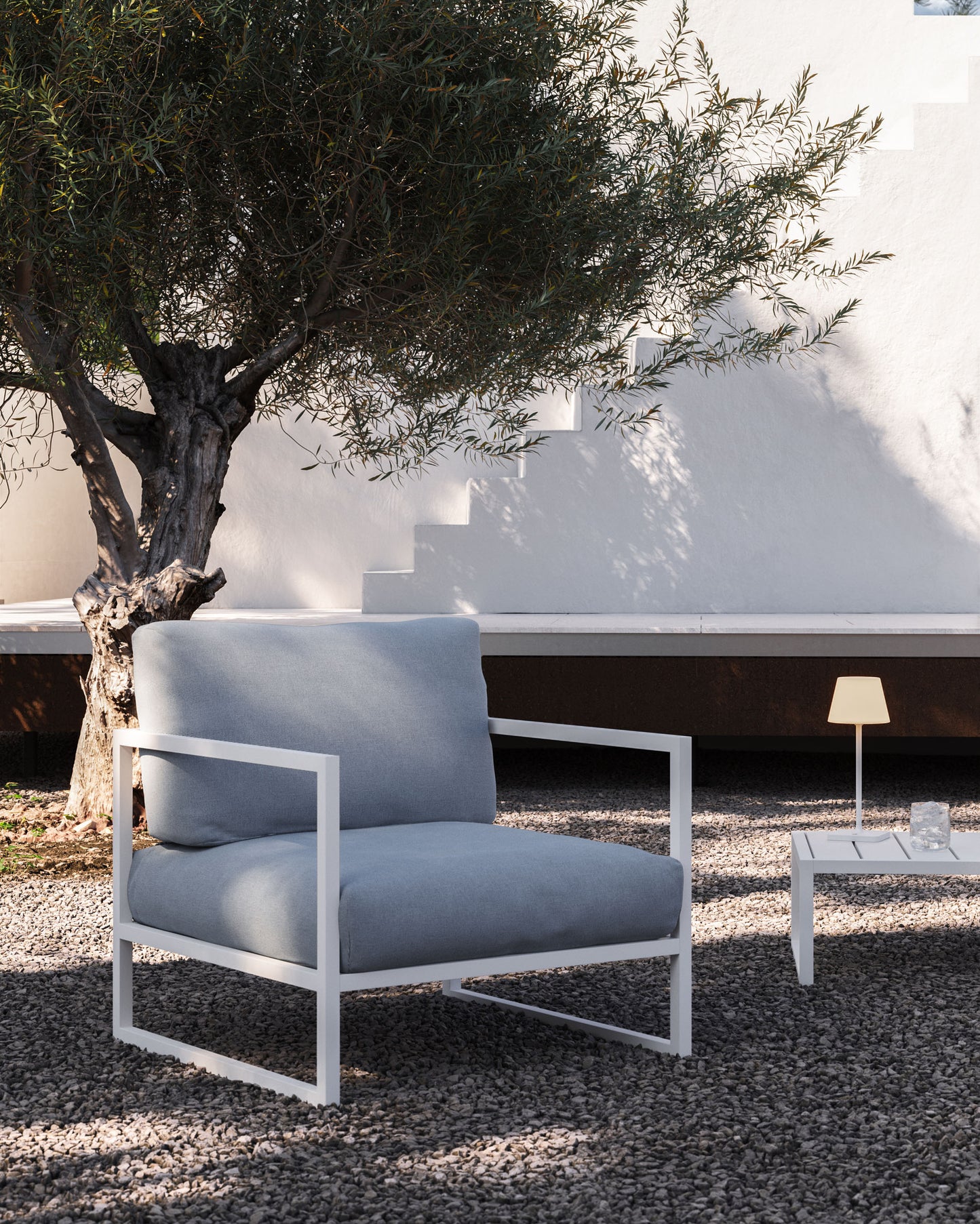 Poltrona 100% da esterno Comova blu ed alluminio bianco